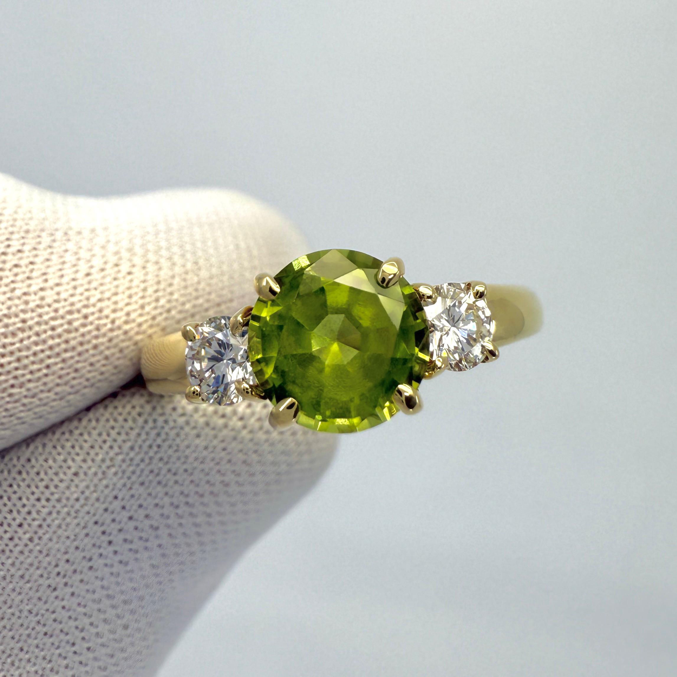 18 Karat Gelbgold Vintage Tiffany & Co Dreisteinring mit grünem Peridot und Diamant im Angebot 3