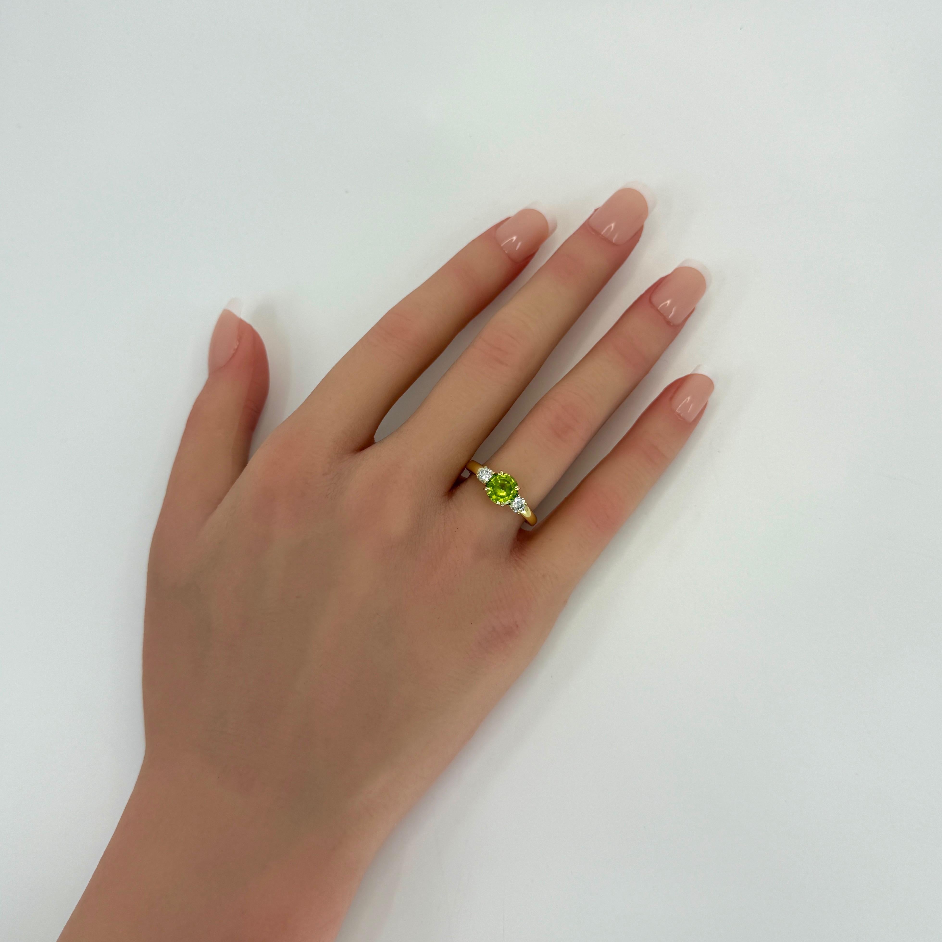 18 Karat Gelbgold Vintage Tiffany & Co Dreisteinring mit grünem Peridot und Diamant im Angebot 4