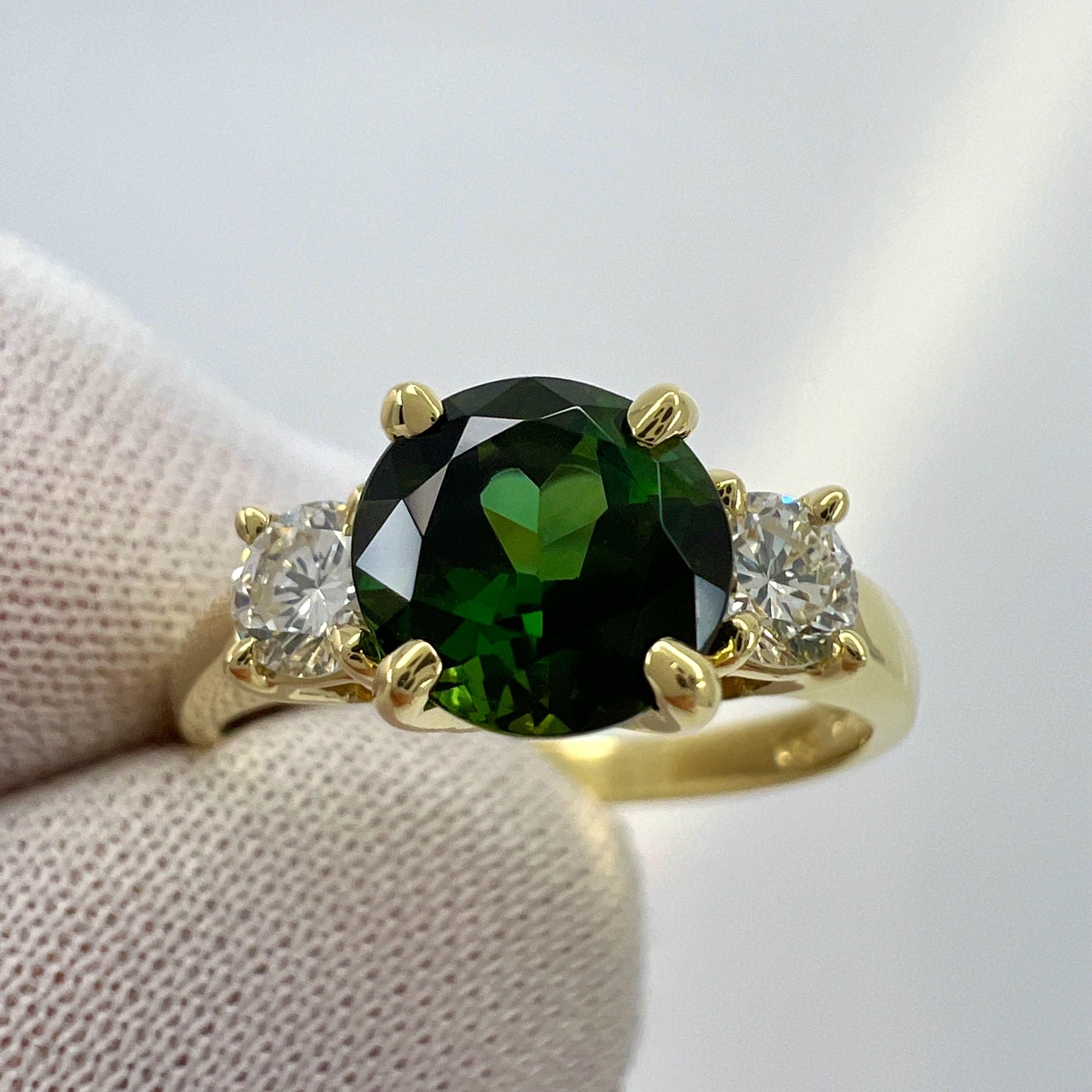 Vintage Tiffany & Co Green Tourmaline Diamond 18k Yellow Gold Three Stone Ring In Excellent Condition For Sale In Birmingham, GB
