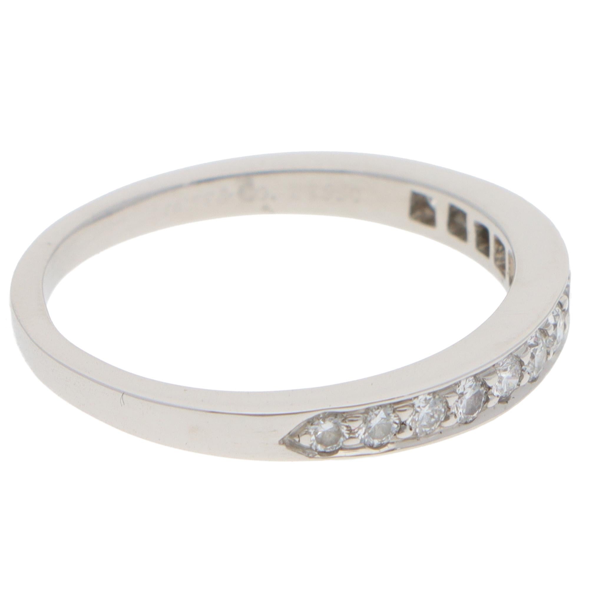 Vintage Tiffany & Co. Media alianza de diamantes en platino Moderno en venta