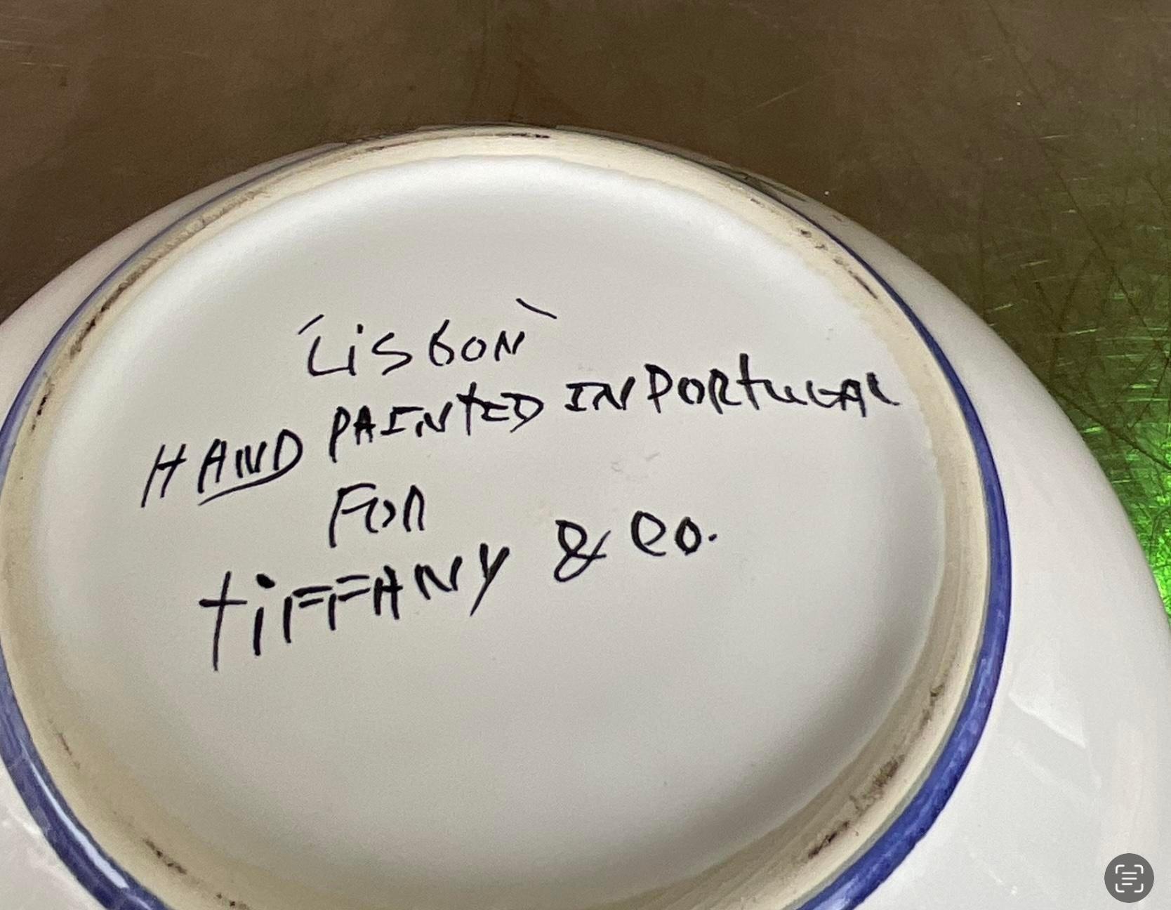 Verleihen Sie Ihrer Wohnung einen Hauch von Eleganz mit dieser handbemalten Vintage-Tiffany-Schale. Die exquisiten, handgemalten Details und die klassische Tiffany-Handwerkskunst machen sie zu einem zeitlosen Stück für jede Sammlung oder