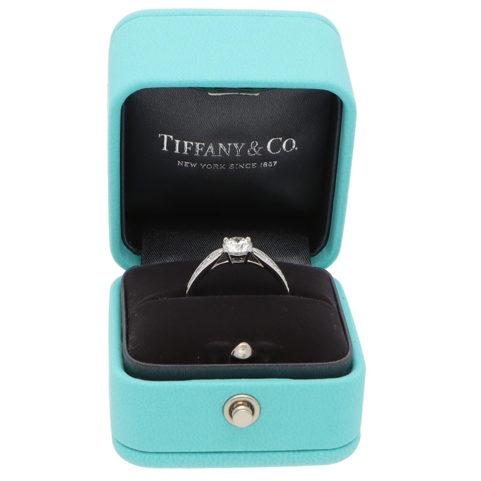 Una preciosa pieza vintage de Tiffany & Co. Anillo de compromiso de diamantes Harmony engastado en platino.

De la colección actual de Tiffany & Co. Colección de boda Harmony, el anillo está compuesto por un diamante redondo de talla brillante en el