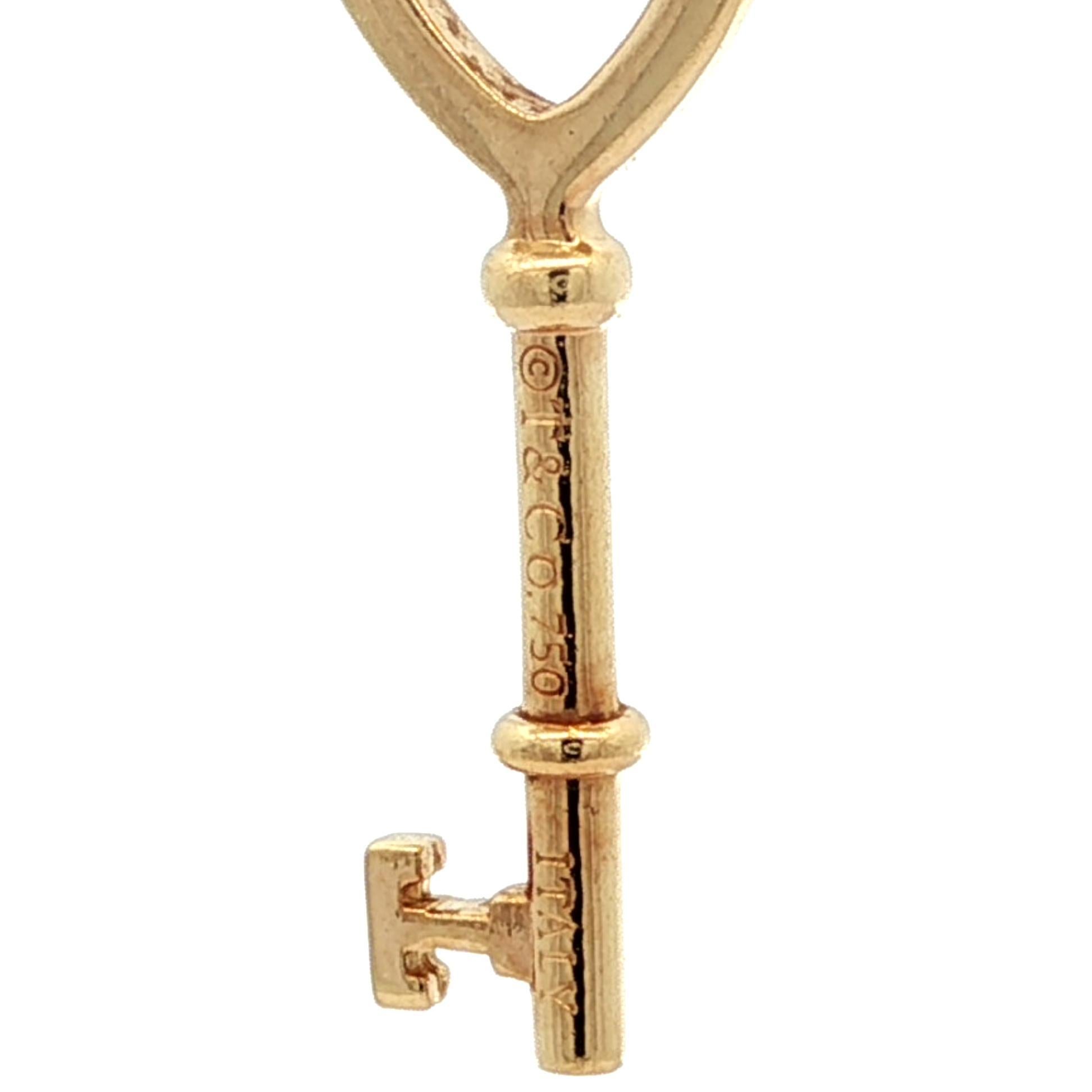 Tiffany & Co. d'epoca. Ciondolo a forma di cuore con chiave in oro giallo massiccio italiano 18k In condizioni ottime in vendita a Montclair, NJ