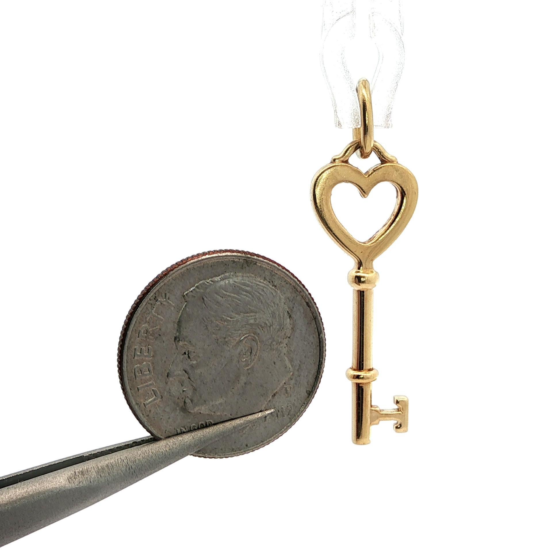 Donna Tiffany & Co. d'epoca. Ciondolo a forma di cuore con chiave in oro giallo massiccio italiano 18k in vendita