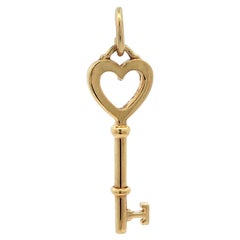 Vintage Tiffany & Co. Pendentif italien en or jaune 18k avec clé en forme de coeur