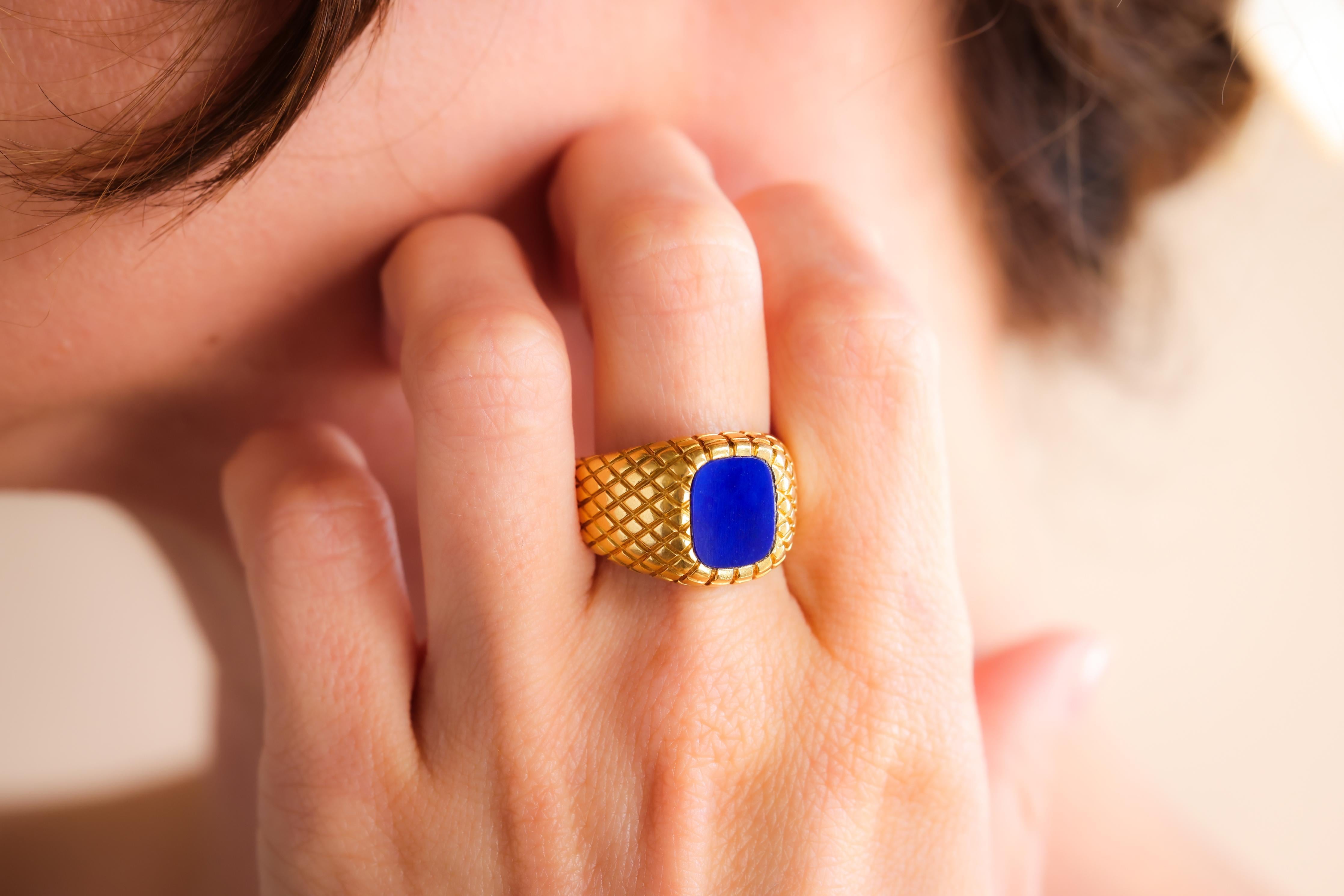 Marke: Tiffany & Co
Mittelstein: Lapislazuli
Farbe: Blau
Metall: 18K Gelbgold
Epoche: Vintage By
Circa: 1980er Jahre
Punzierungen: Tiffany & Co
Größe: 8 und kann in der Größe verändert werden
Gramm Gewicht: 17.54

Dieser exquisite Vintage-Ring aus