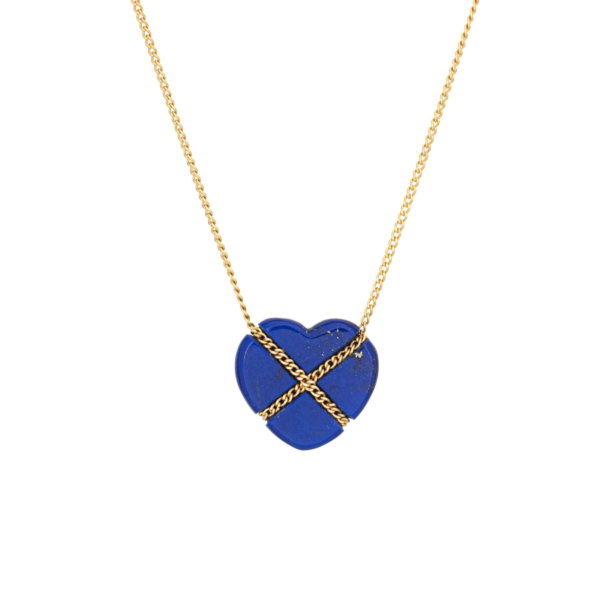 Elegante e finemente dettagliata collana vintage di Tiffany & Co. in lapislazzuli Cross My Heart, realizzata in oro giallo 18 carati (circa anni '90).  

Il Lapislazzuli è incastonato nella collana e misura 13 mm x 13 mm. La pietra è in ottime