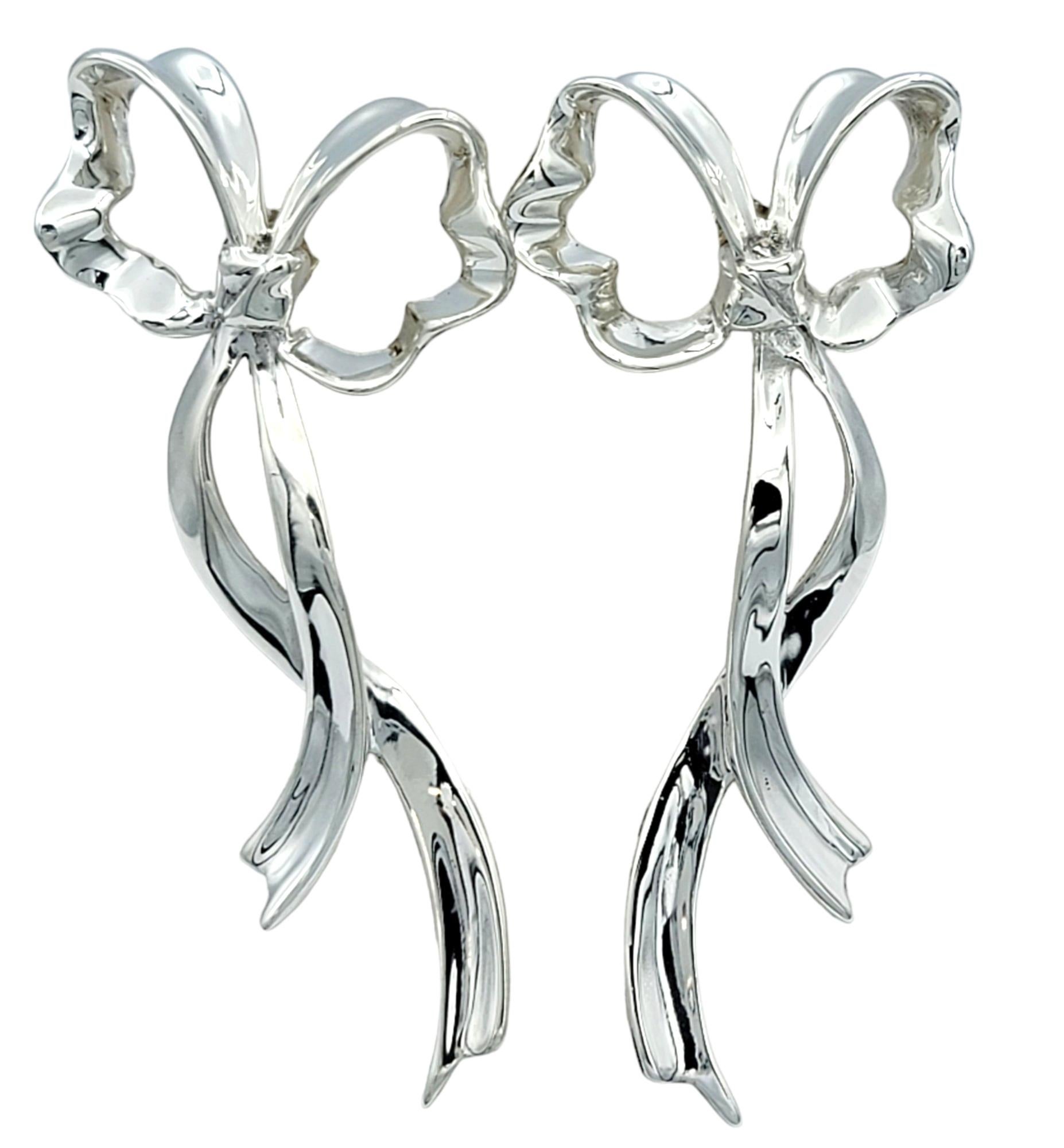 Diese Ohrringe im Stil einer Vintage-Schleife von Tiffany & Co. strahlen zeitlose Eleganz und klassische Raffinesse aus und sind ein Beweis für tadellose Handwerkskunst und beständigen Stil. Jeder Ohrring ist aus glänzendem Sterlingsilber gefertigt