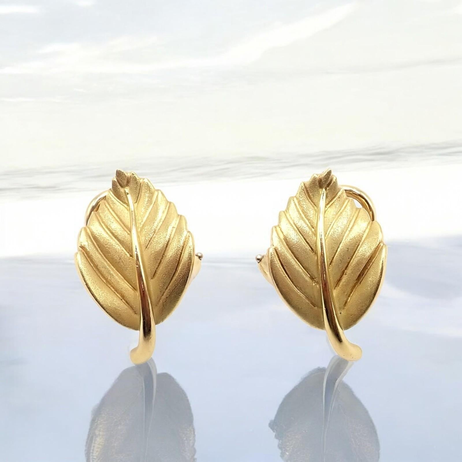 18k Gelbgold Vintage Leaf Ohrringe von Tiffany & Co. 
Diese authentischen Ohrringe von Tiffany & Co. aus dem Jahr 2003 sind aus reichem 18-karätigem Gelbgold gefertigt und haben ein anmutiges Blattdesign. 
Mit ihren eleganten Kurven und feinen