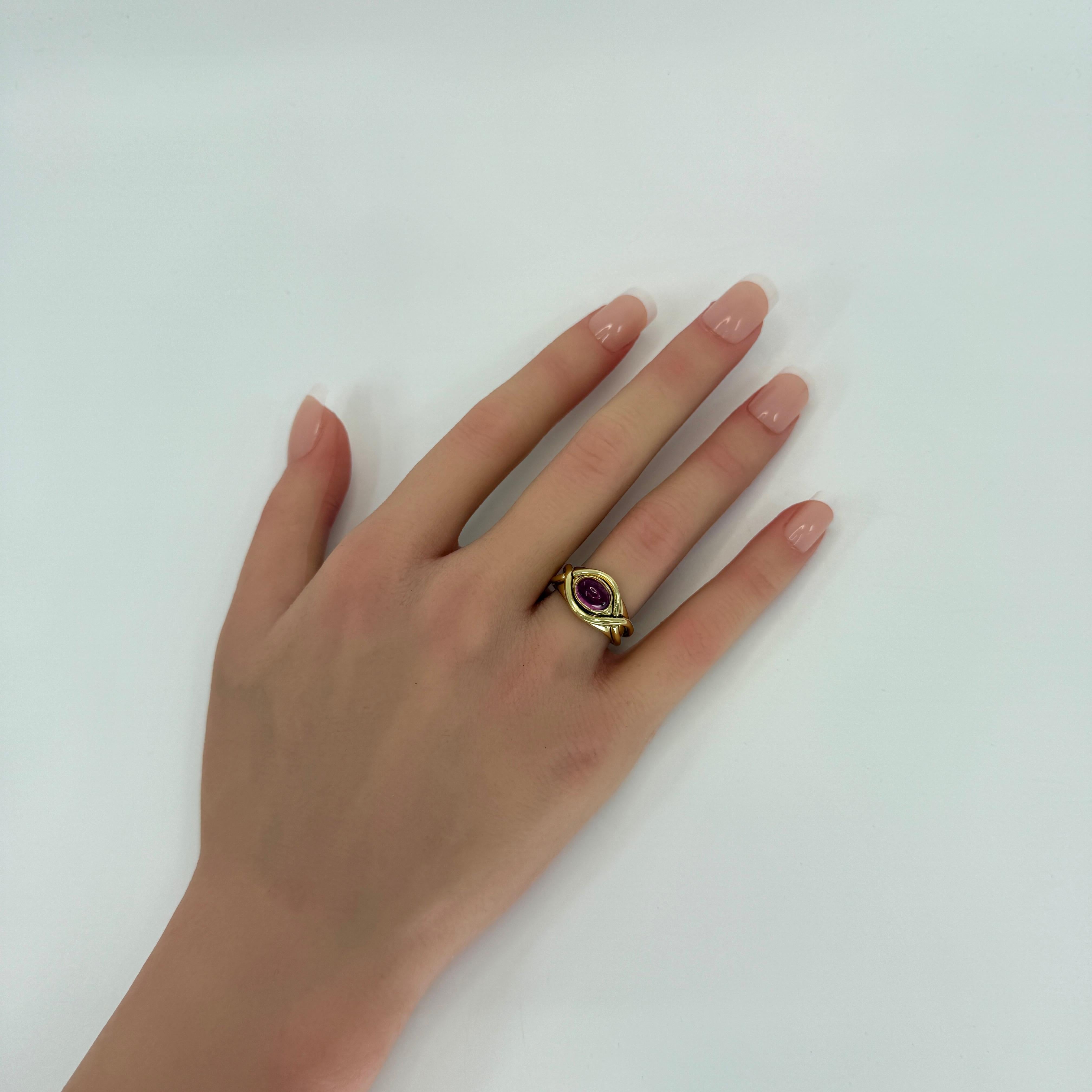 Vintage Tiffany & Co. Light Pink Tourmaline Oval 18k Yellow Gold Band Dome Ring In Excellent Condition For Sale In Birmingham, GB