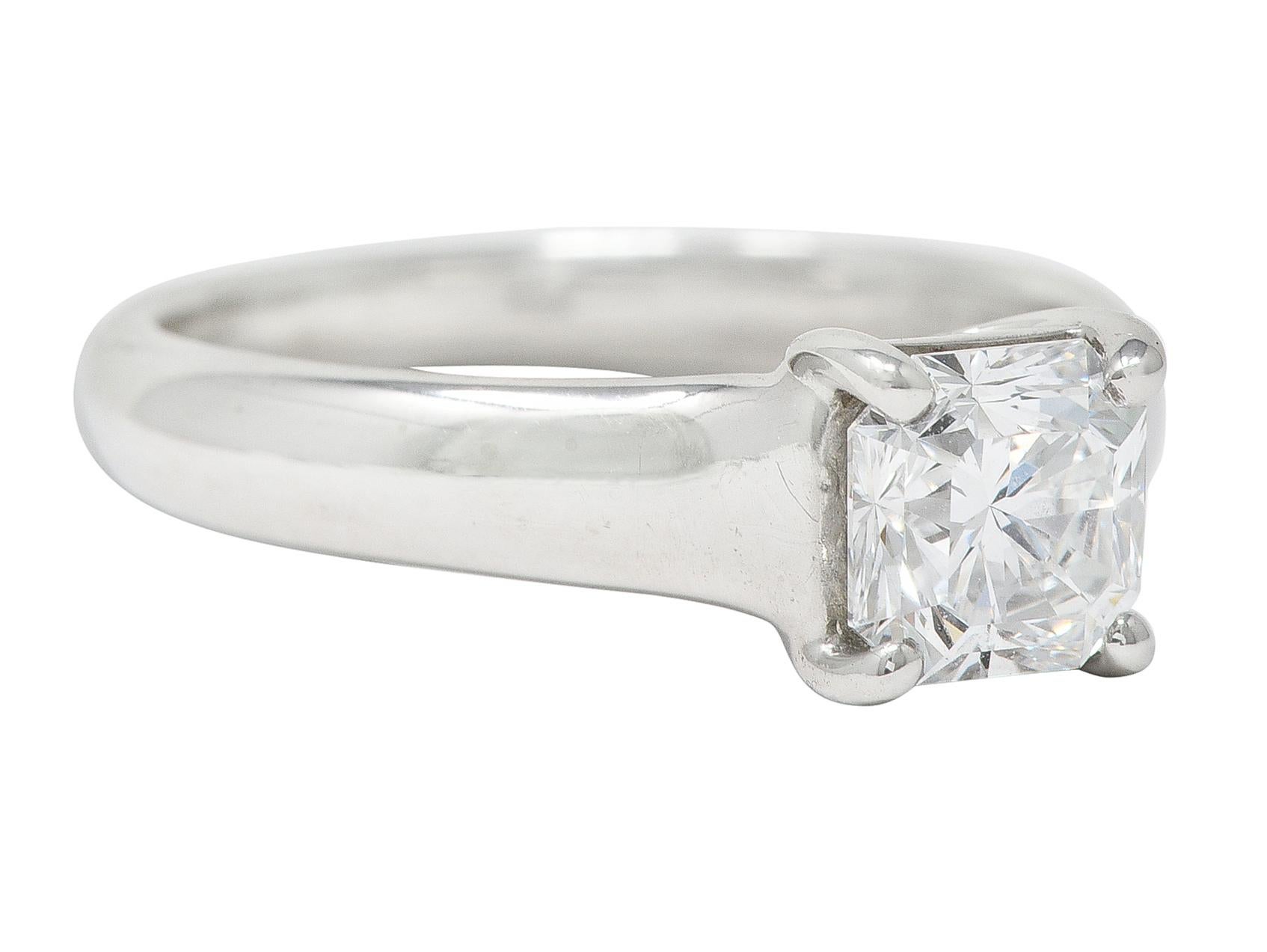 La bague de fiançailles est ornée d'un diamant de taille Lucida pesant 1,12 carats au total - couleur D et pureté VVS1. Avec une inscription 