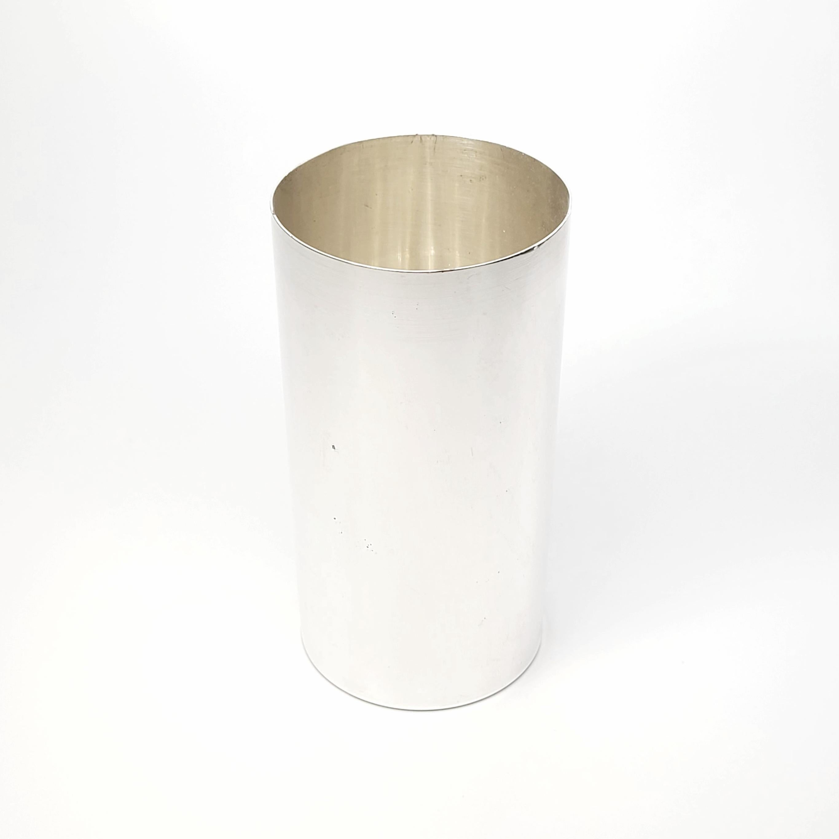 Vintage midcentury Tiffany & Co sterling silver beaker/tumbler cup.

No monogram.

This simple and elegant tumbler features a highly polished finish. Does not include Tiffany & Co box or pouch.

Measures approximate 5 5/8