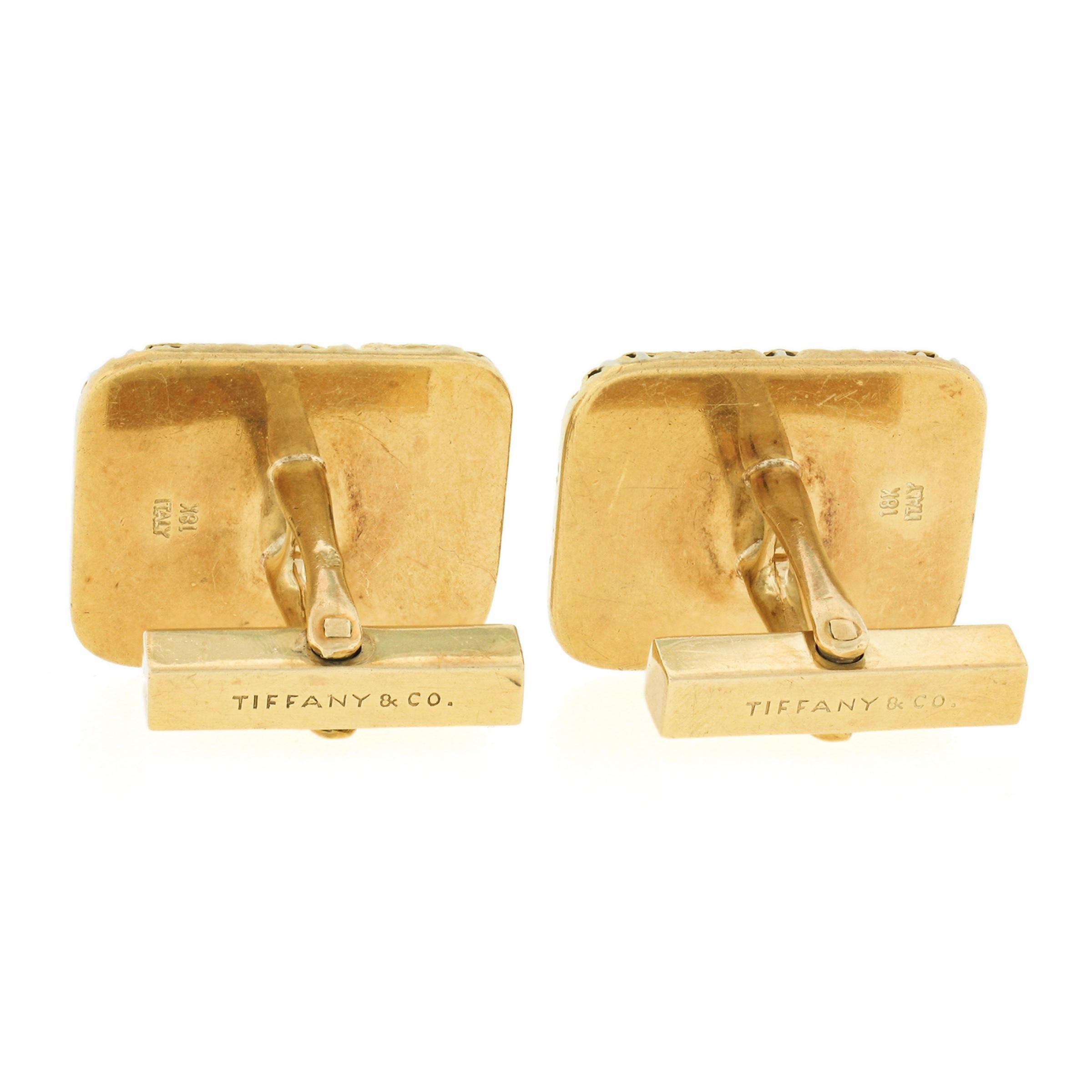 Garantis authentiques à 100 %, les boutons de manchette vintage audacieux et élégants de Tiffany and Co., fabriqués en fils d'or jaune et d'or blanc massifs de 18 carats, présentent un panneau rectangulaire en forme de coussin décoré d'un fin motif
