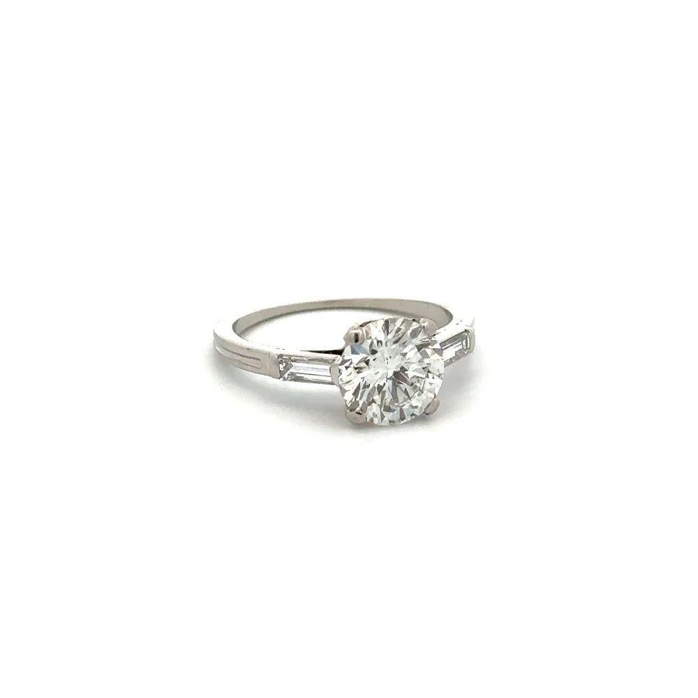 Tout simplement magnifique ! Vintage Red Carpet TIFFANY & CO Art Deco Diamond Solitaire Platinum Ring. Au centre, un diamant rond de taille brillant GIA, pesant environ 1,66 carat, I-SI2 avec un diamant baguette de chaque côté, environ 0,12tcw.