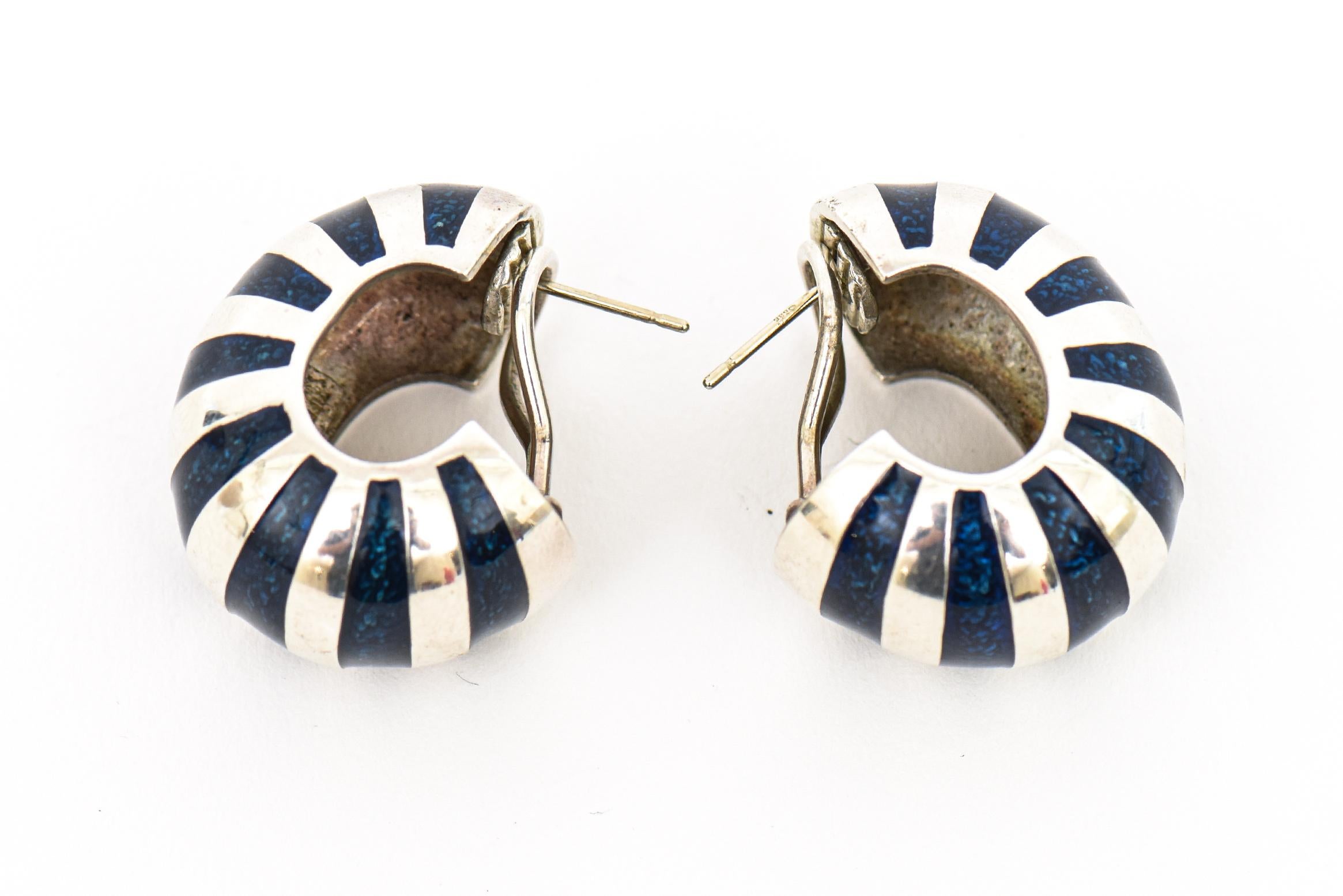 Vintage Tiffany & Co. Navy Blue Enamel And Sterling Silver Lever Back Earrings In Good Condition For Sale In North Miami, FL