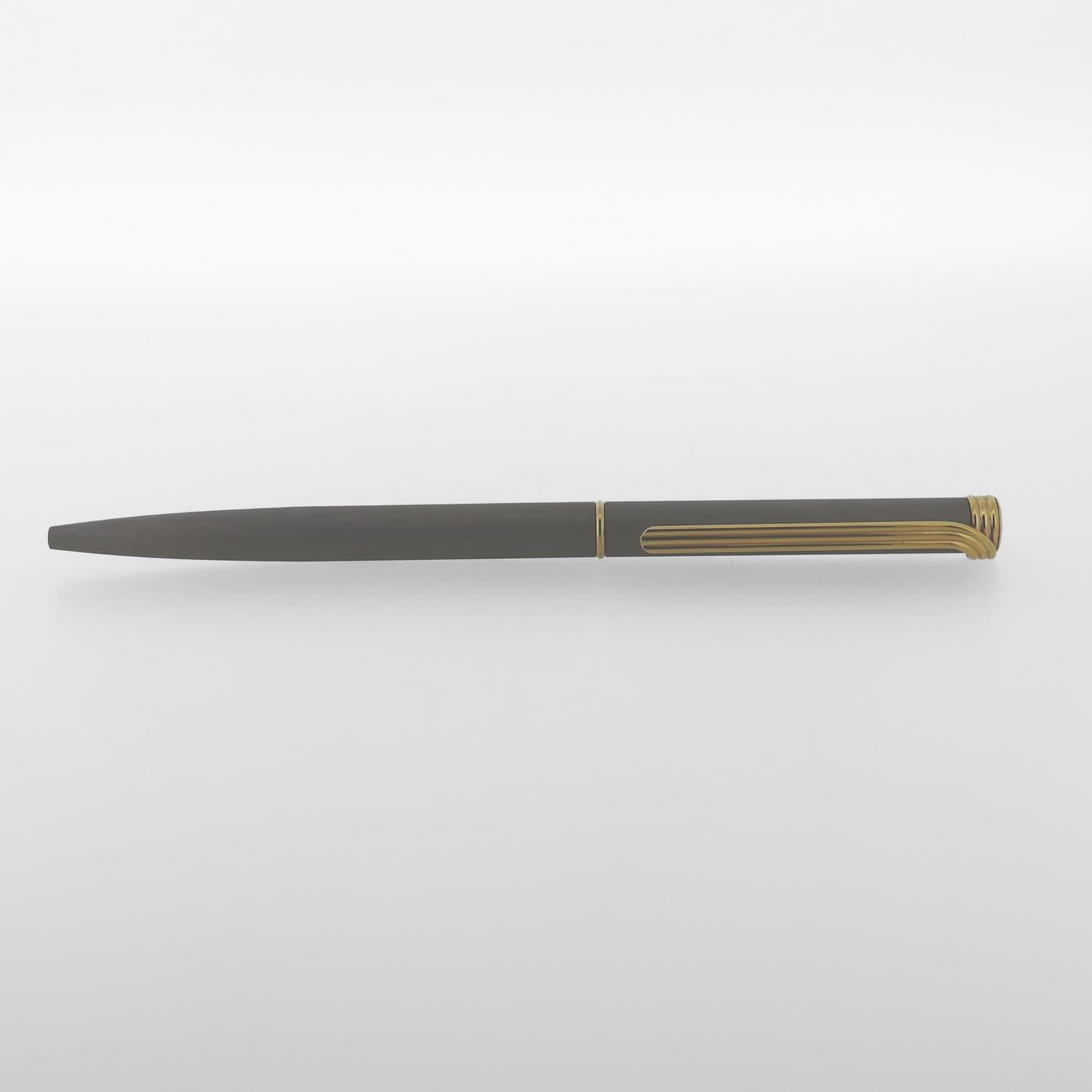 Tiffany & Co. d'epoca. Penna a sfera Old Logo grigio ardesia in acciaio inox e oro in vendita 2