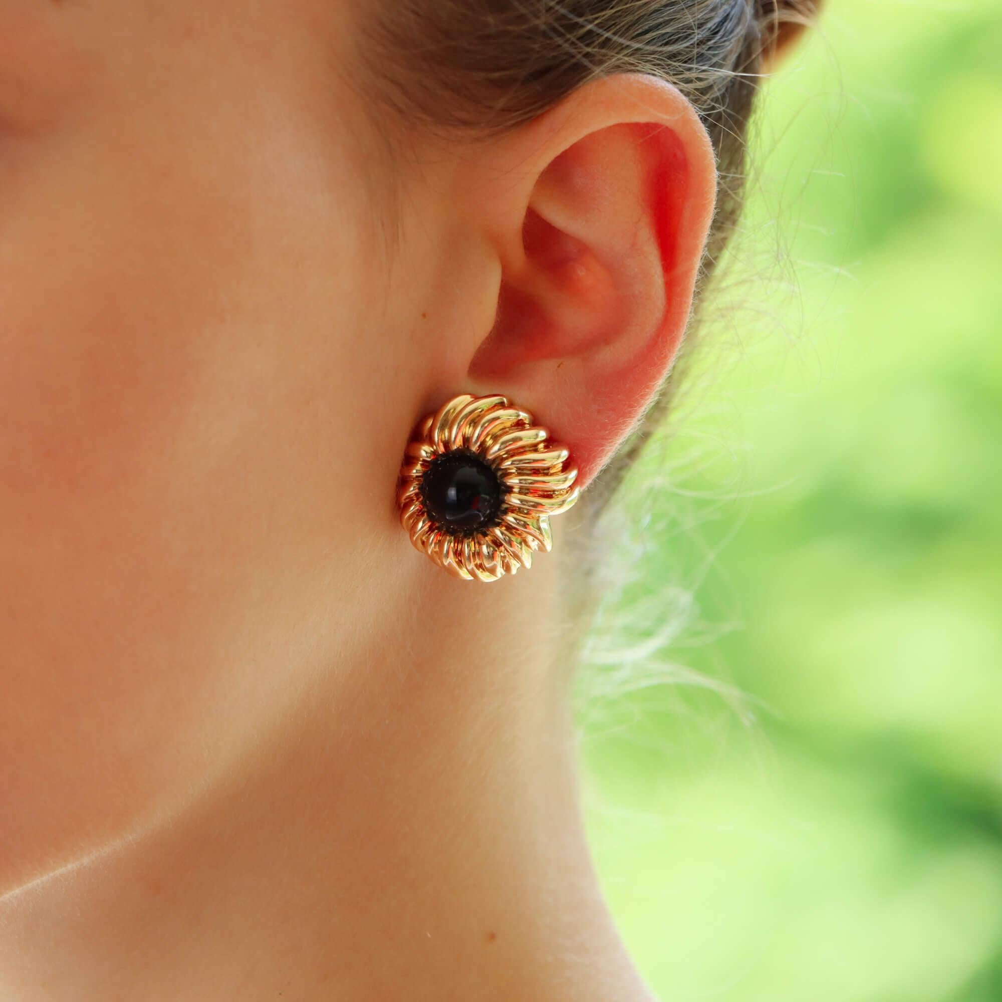 Ein einzigartiges Paar Onyxblüten-Ohrringe von Tiffany & Co. in 18 Karat Gelbgold.

Jeder Ohrring besteht aus einem stilvollen, abstrakten Blumenmotiv. Die Blütenblätter sind so gestaltet, dass sie sich elegant über den Lappen ziehen und in der