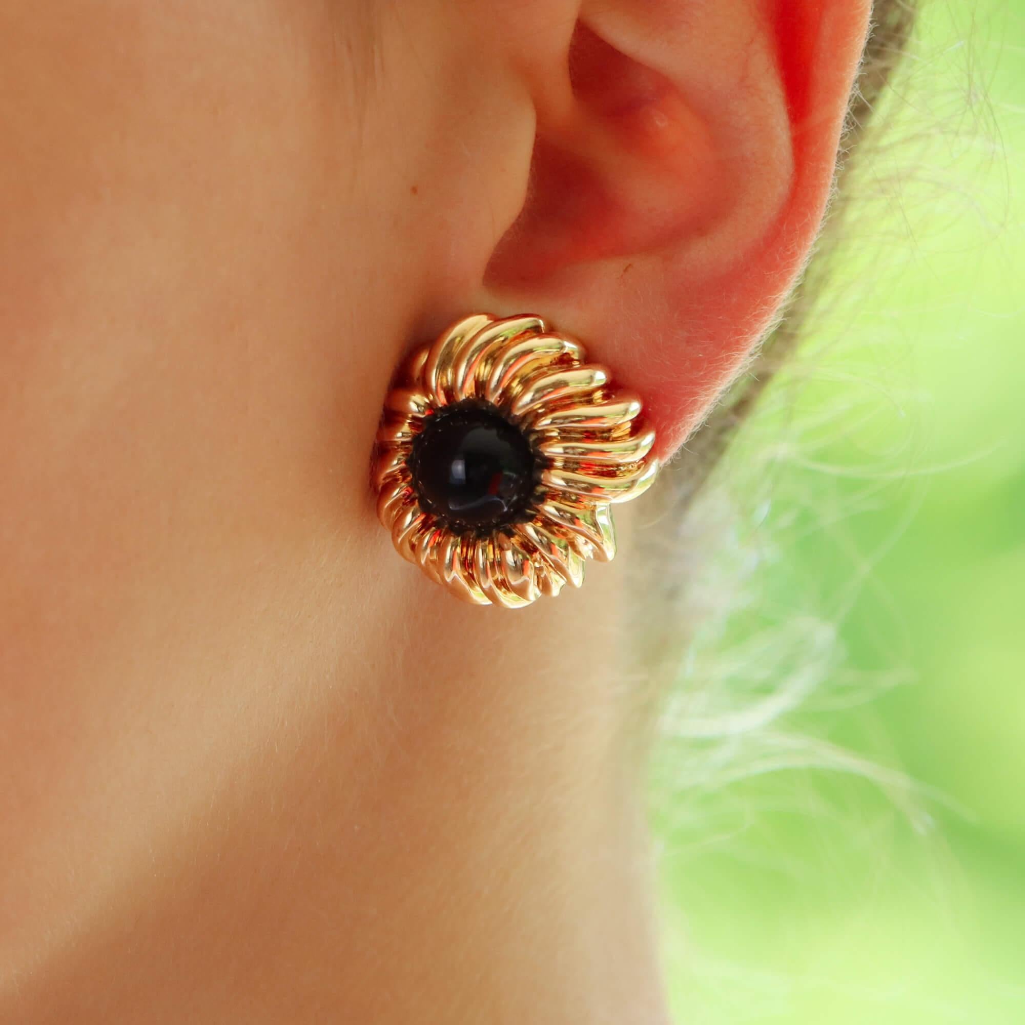  Weinlese Tiffany & Co. Onyx-Blumen-Ohrringe aus 18 Karat Gelbgold (Retro) im Angebot