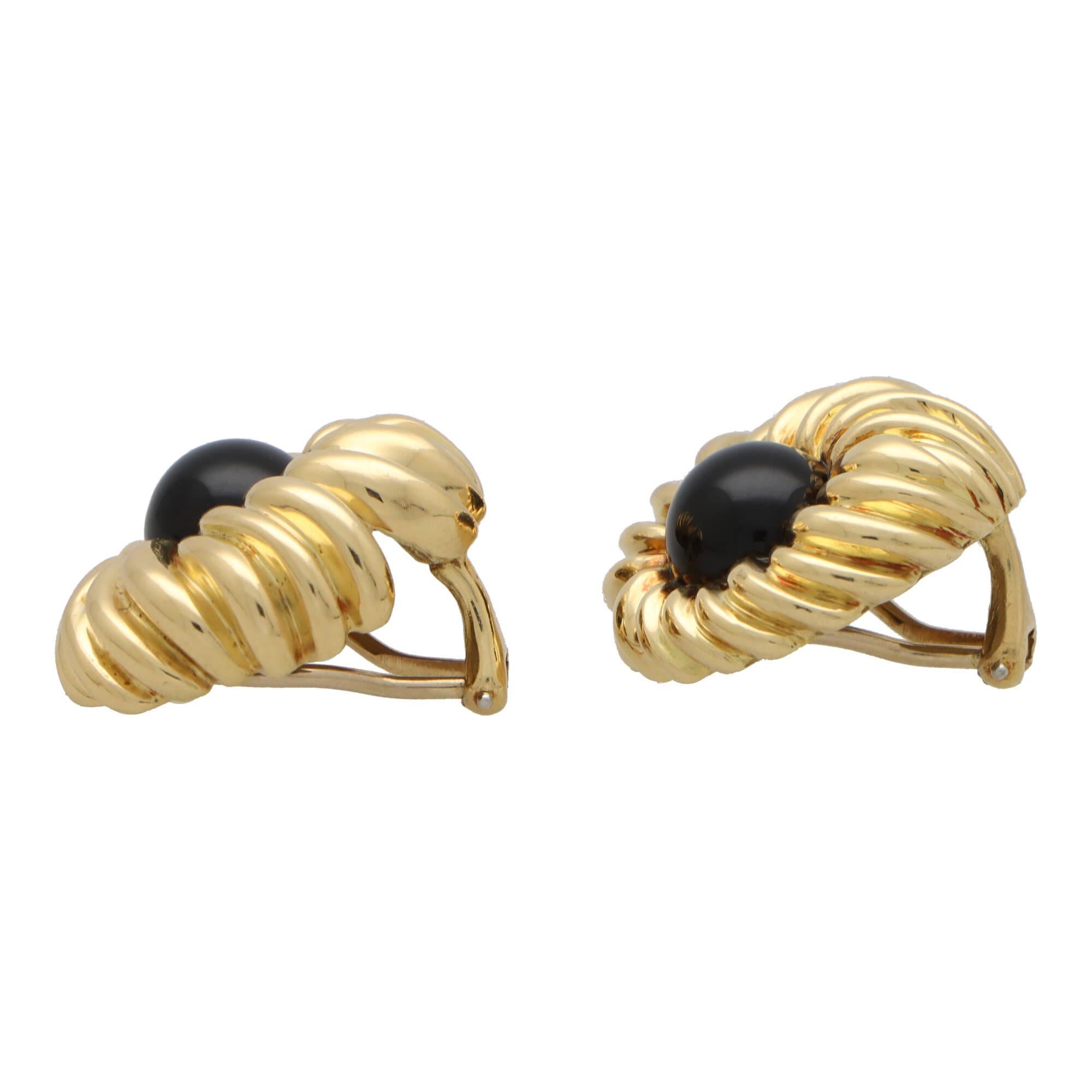  Weinlese Tiffany & Co. Onyx-Blumen-Ohrringe aus 18 Karat Gelbgold für Damen oder Herren im Angebot
