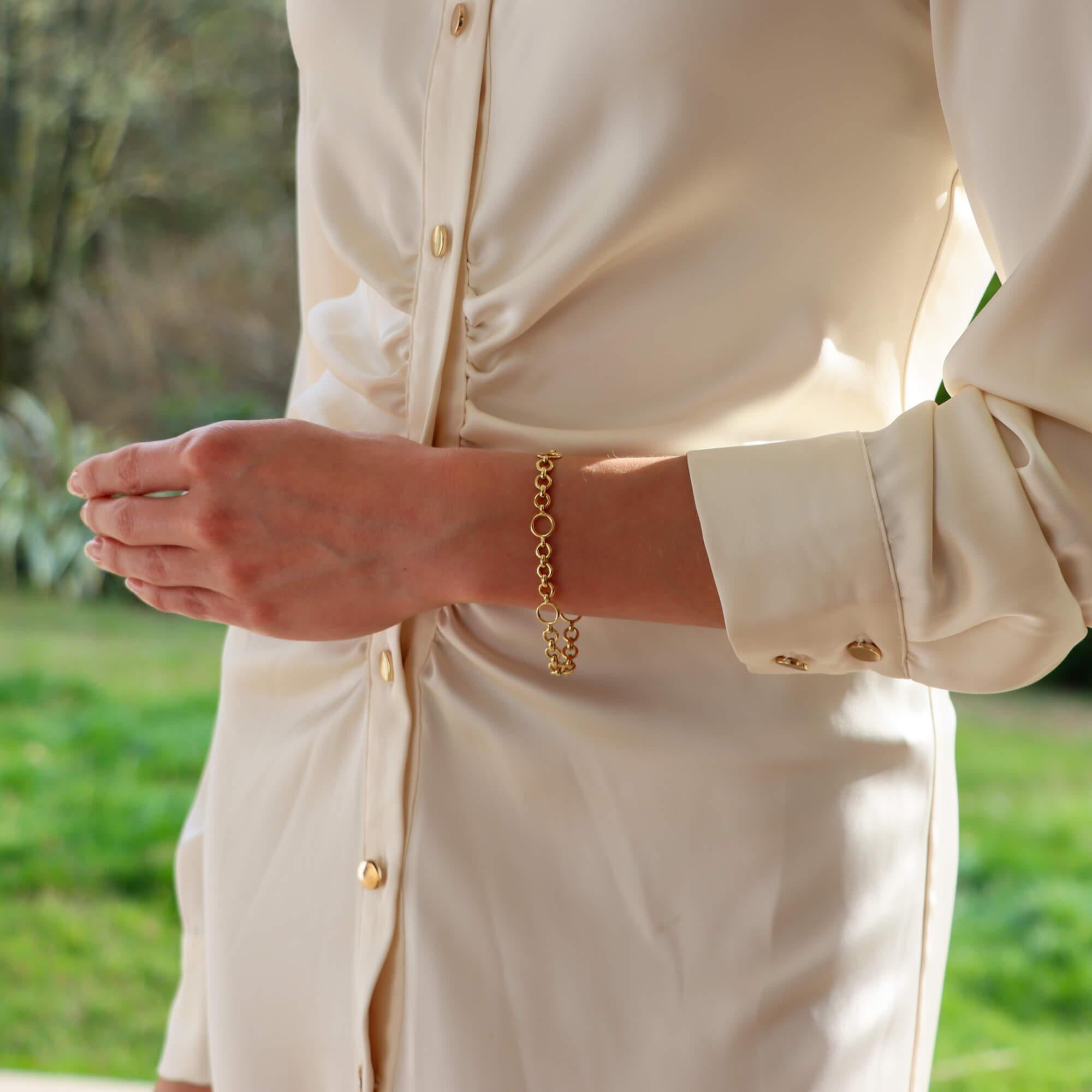  A beautiful vintage Tiffany & Co. open link bracelet set in 18k yellow gold.

The bracelet is composed of 24 circular open links; all of which are connected together in an articulated fashion. Due to the subtlety of the design, this piece could be
