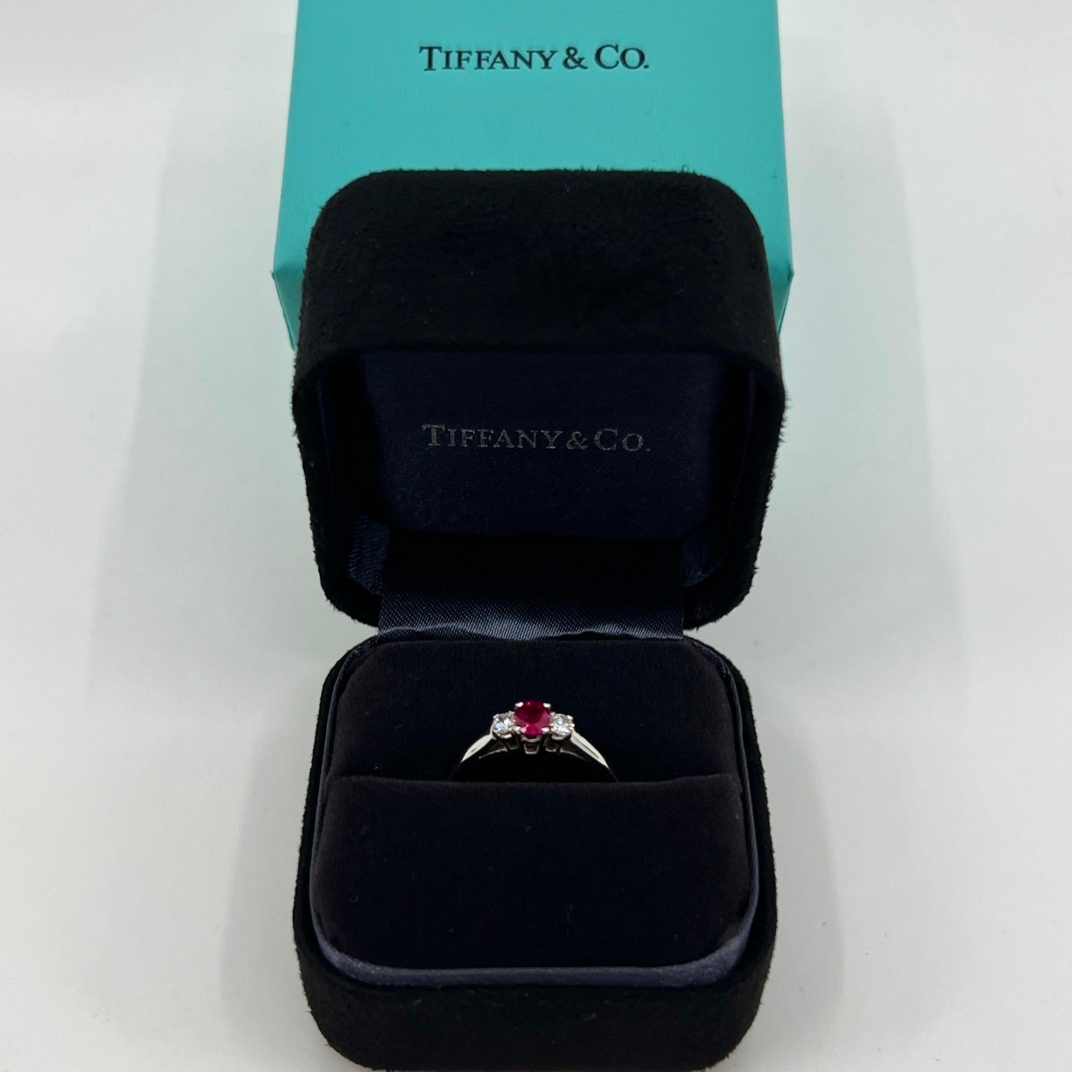 Vintage Tiffany & Co Oval Cut Pink Red Ruby & Diamond Platinum Three Stone Ring (bague à trois pierres en platine) en vente 6