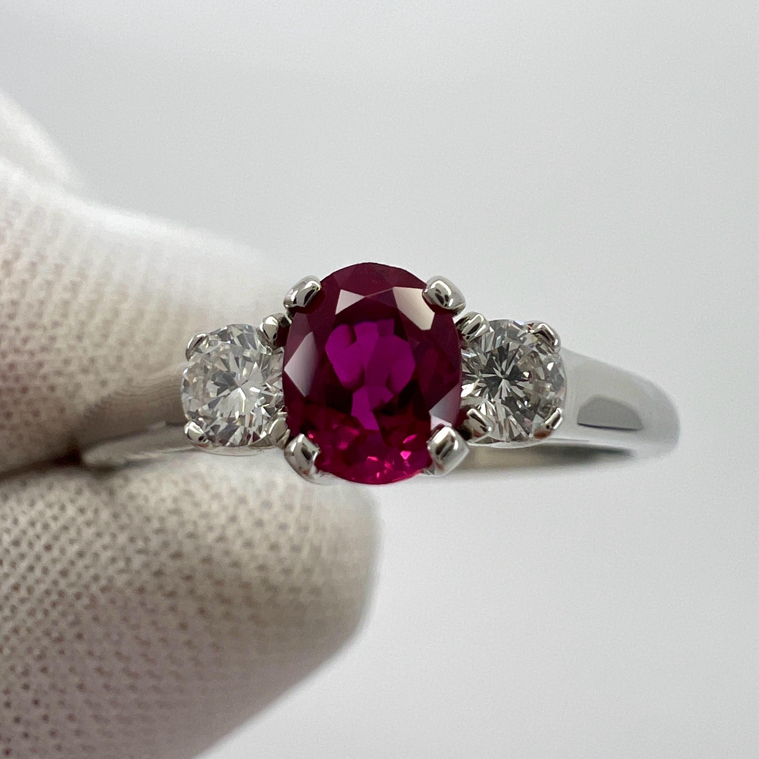 Vintage Tiffany & Co Oval Cut Pink Red Ruby & Diamond Platinum Three Stone Ring (bague à trois pierres en platine) en vente 7