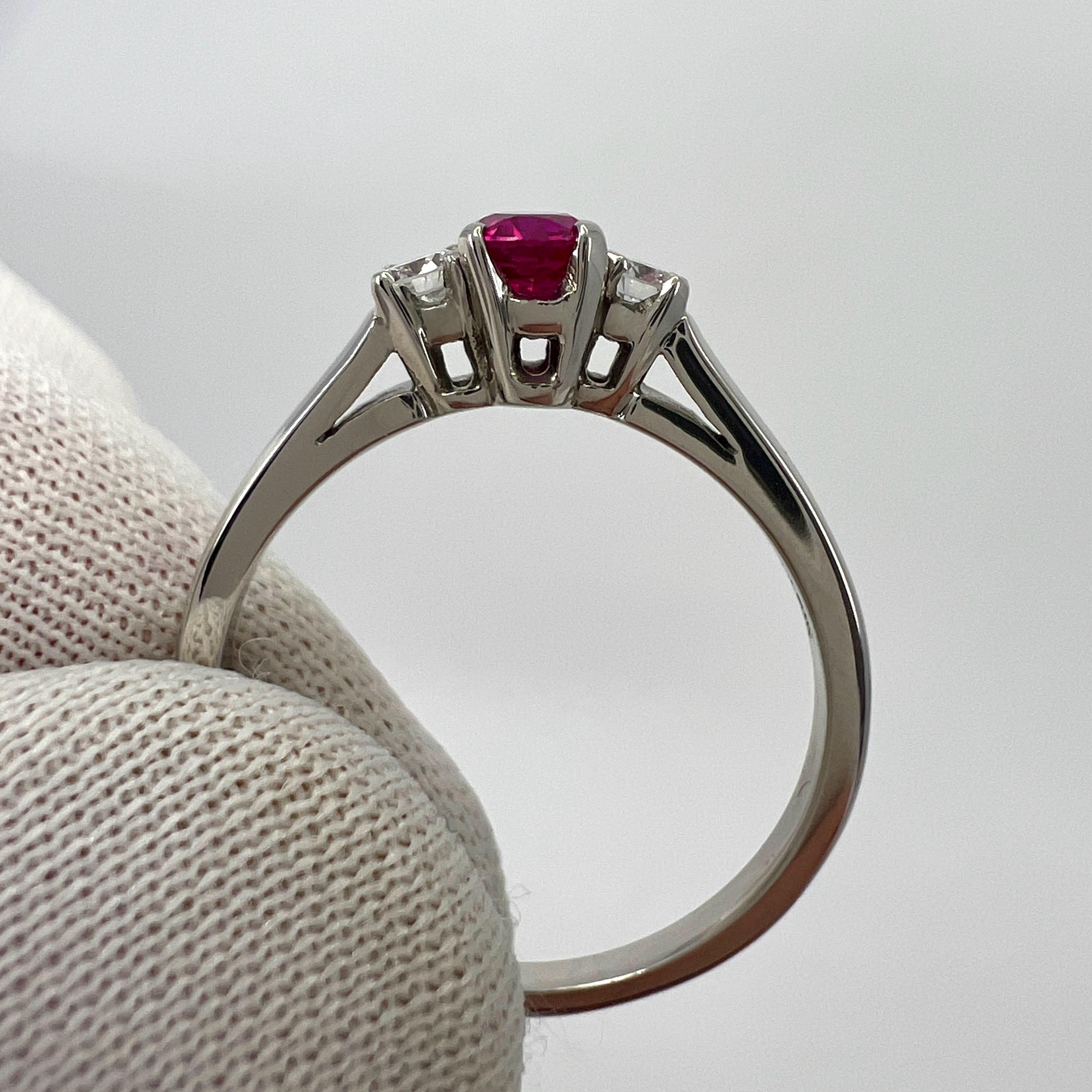 Vintage Tiffany & Co Oval Cut Pink Red Ruby & Diamond Platinum Three Stone Ring (bague à trois pierres en platine) Unisexe en vente
