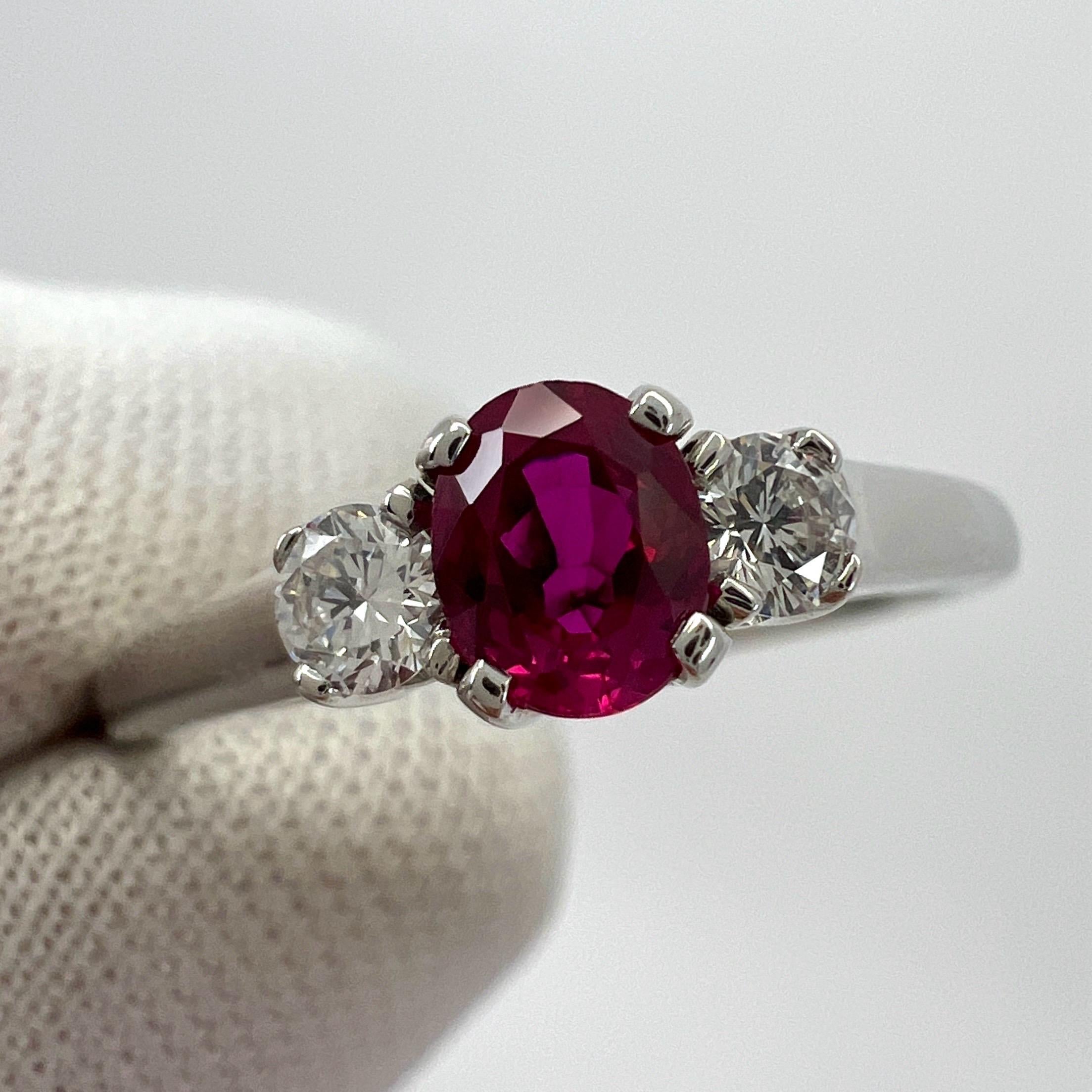 Vintage Tiffany & Co Oval Cut Pink Red Ruby & Diamond Platinum Three Stone Ring (bague à trois pierres en platine) en vente 1