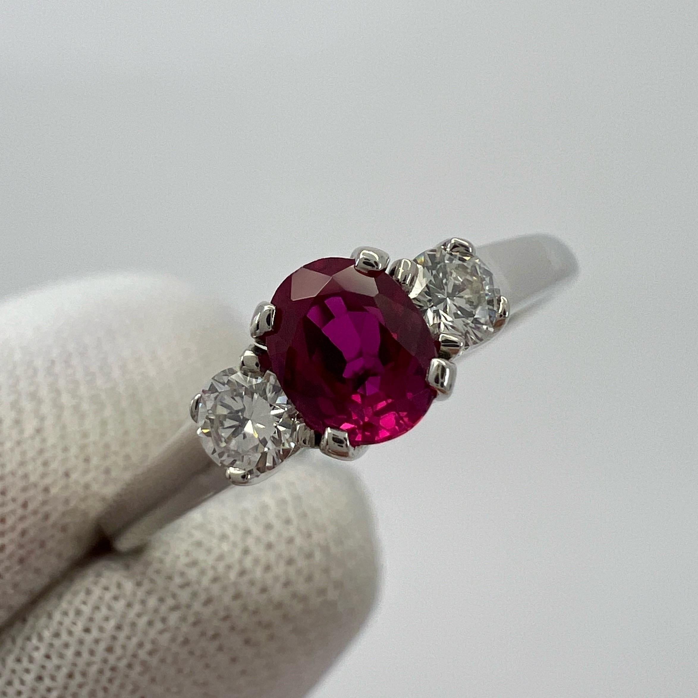 Vintage Tiffany & Co Oval Cut Pink Red Ruby & Diamond Platinum Three Stone Ring (bague à trois pierres en platine) en vente 4