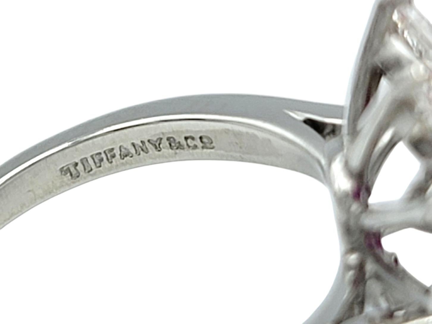 Vintage Tiffany & Co. Anillo Halo de Rubí Corte Oval y Diamante Pera en Platino en venta 2