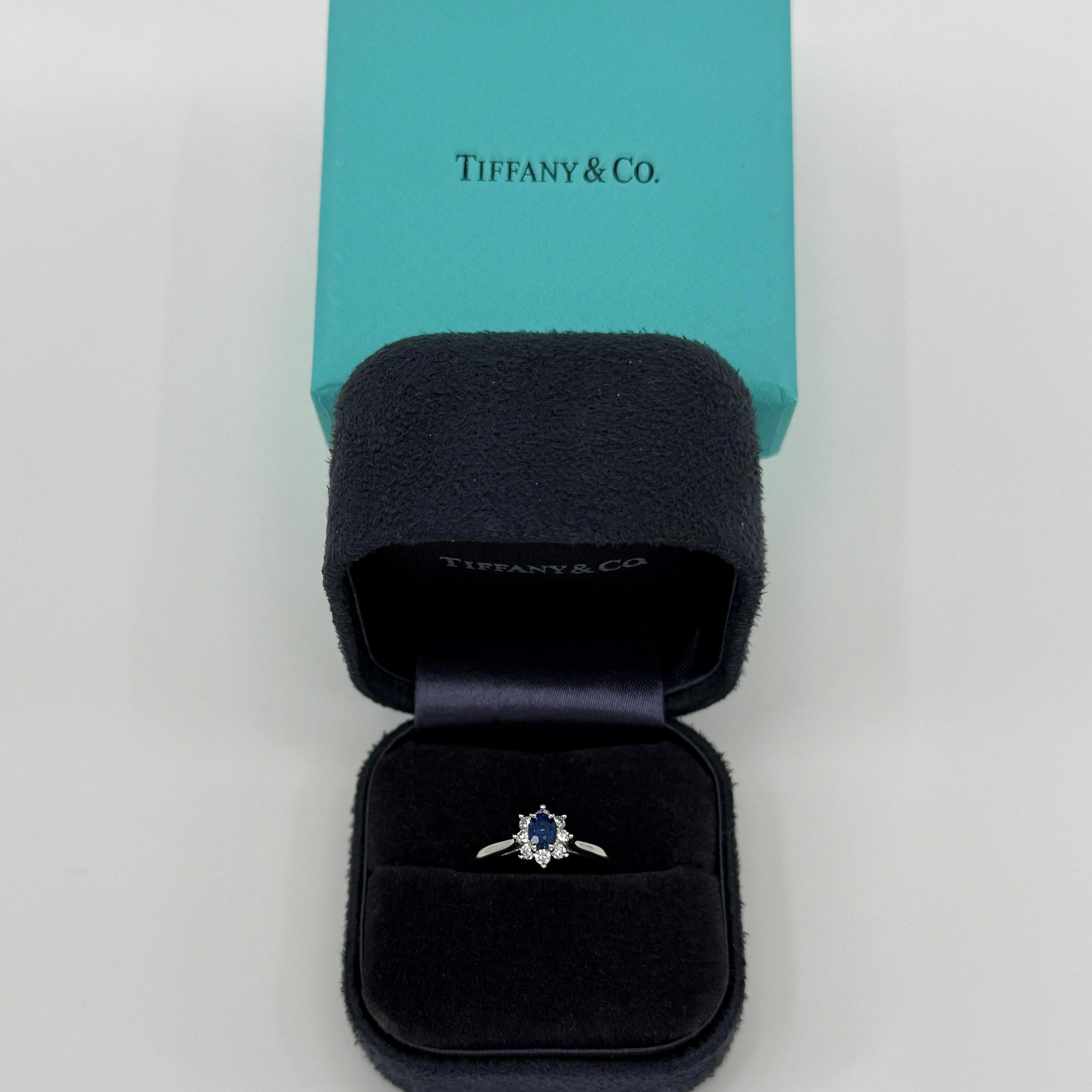 Vintage Tiffany & Co. Anello con zaffiro blu reale ovale e diamante in platino con anello a raggiera in vendita 5