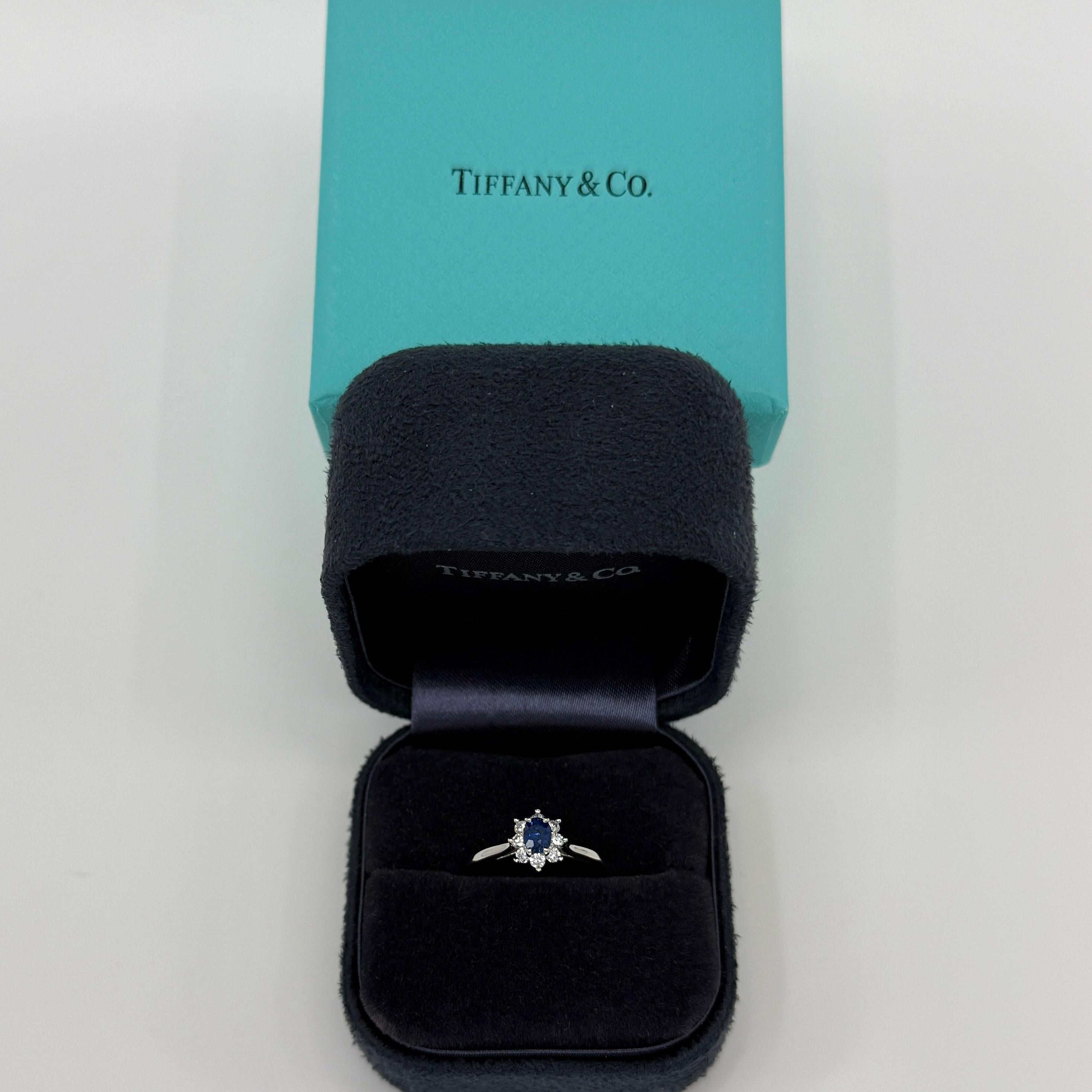 Anello Vintage Tiffany & Co. con zaffiro blu reale taglio ovale e diamanti in platino.

Questo classico anello con pietra a forma di aureola presenta un raffinato zaffiro blu reale naturale di 4,6x3,4 mm con un ottimo taglio ovale e una buona