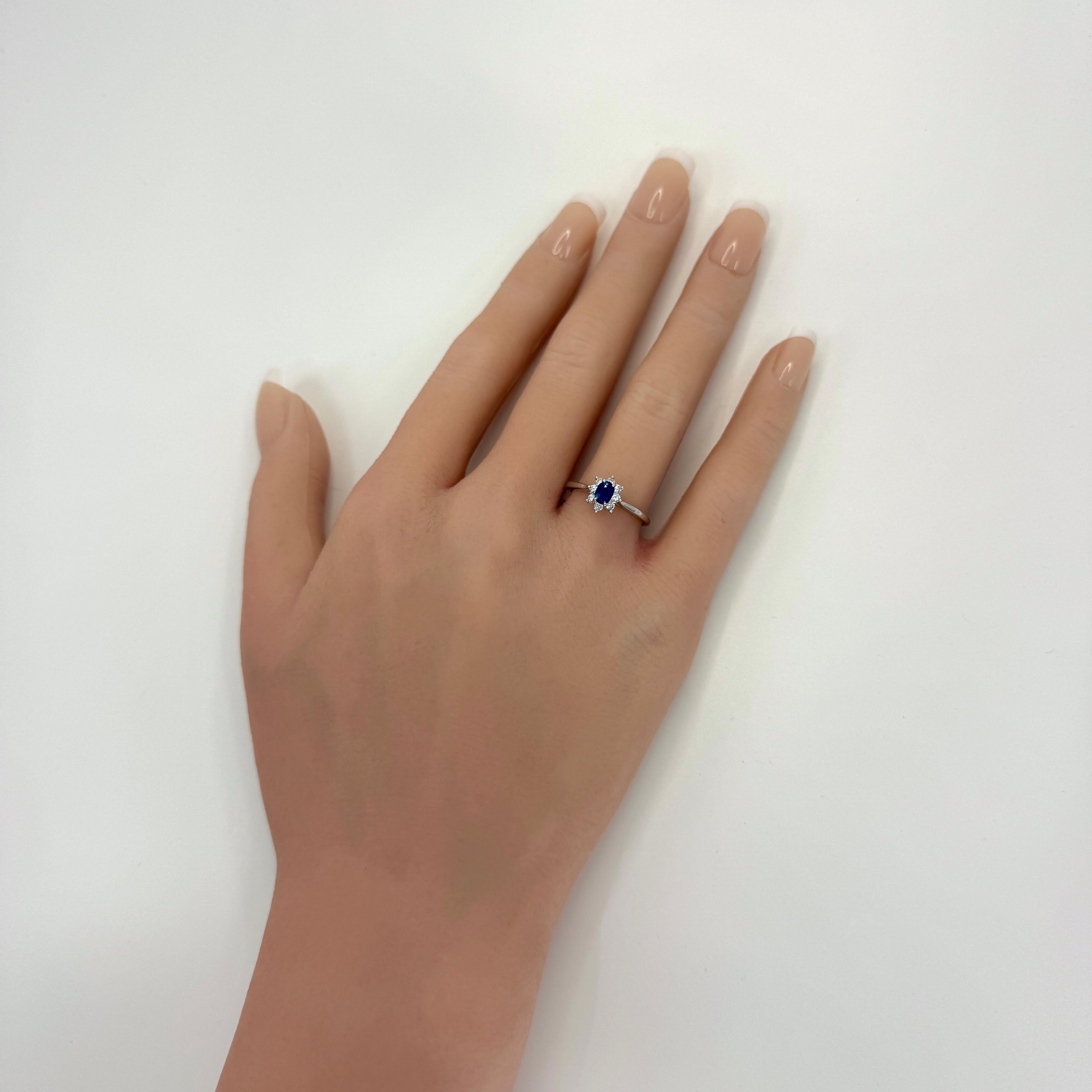 Vintage Tiffany & Co. Anello con zaffiro blu reale ovale e diamante in platino con anello a raggiera In condizioni buone in vendita a Birmingham, GB