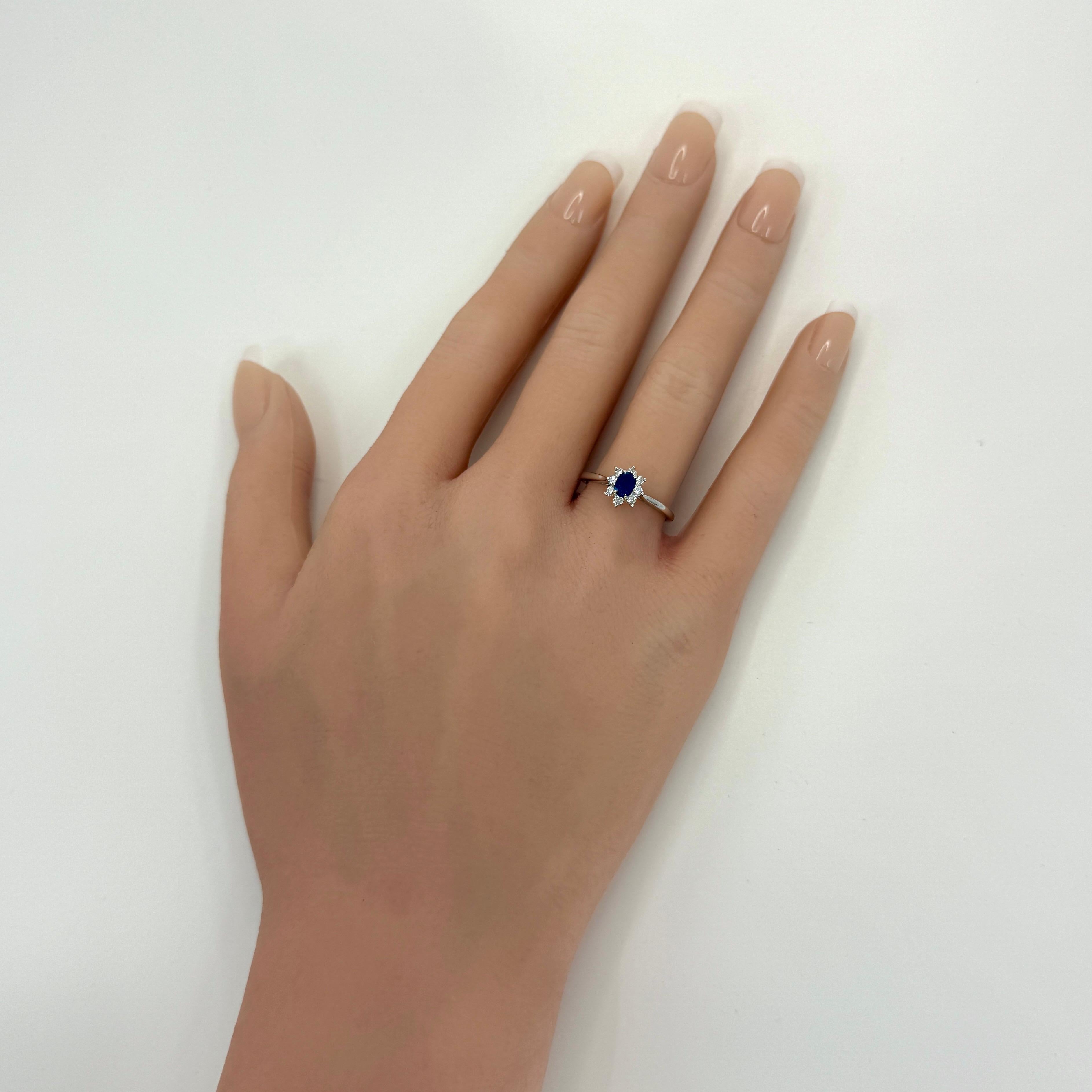 Vintage Tiffany & Co. Anello con zaffiro blu reale ovale e diamante in platino con anello a raggiera in vendita 4