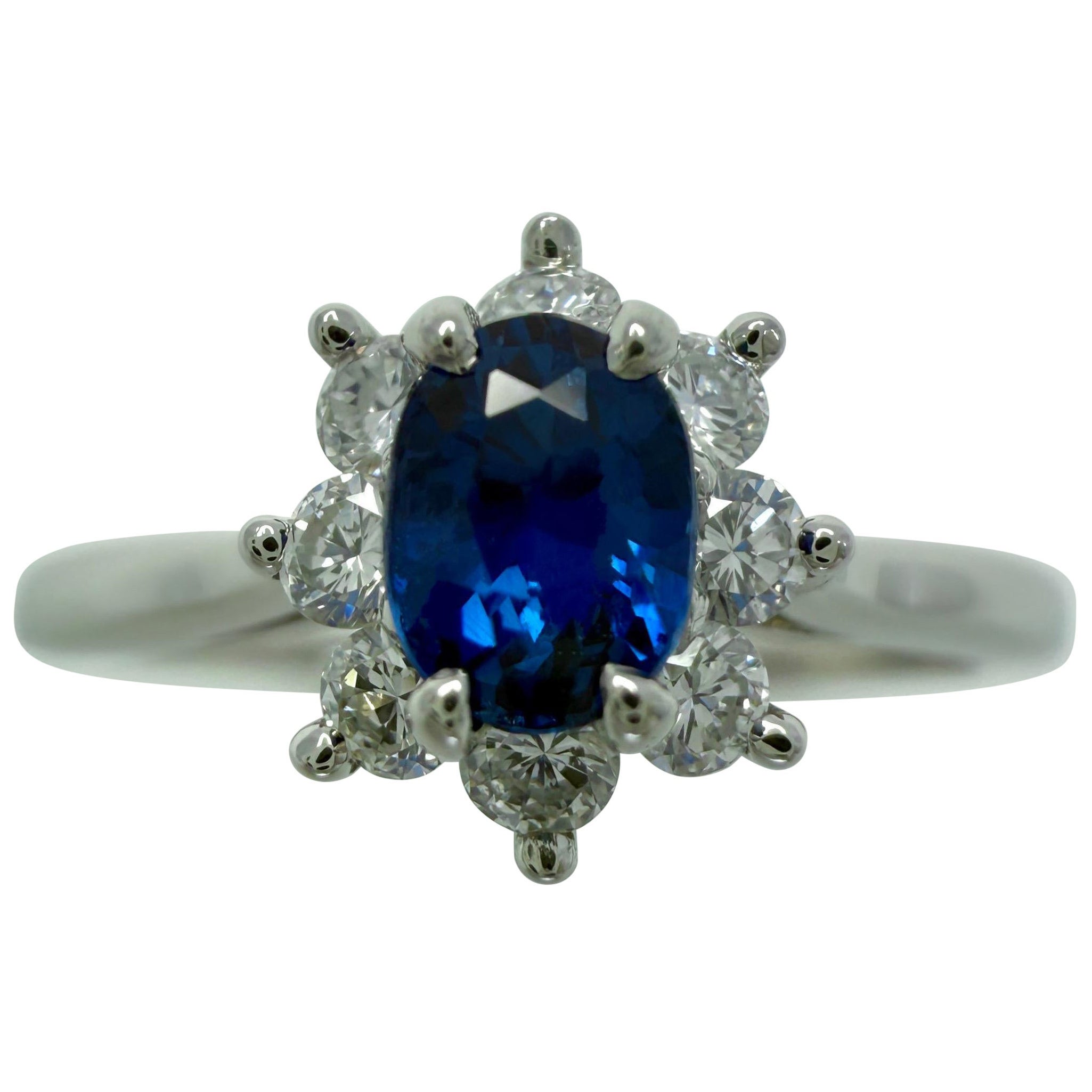 Vintage Tiffany
Co. Anello con zaffiro blu reale ovale e diamante in platino con anello a raggiera