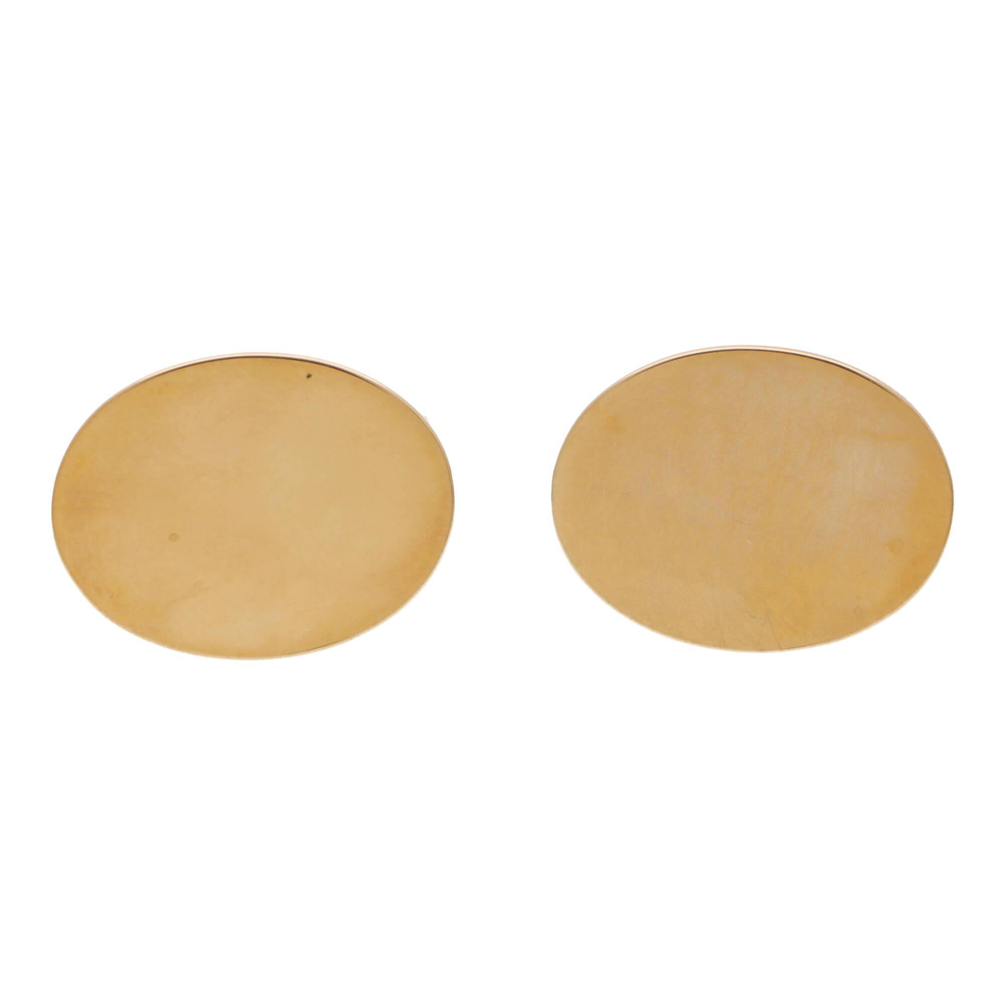 Une élégante paire de boutons de manchette vintage de Tiffany & Co. en or jaune 14 carats.

Les boutons de manchette sont en or jaune 14 carats massif et représentent deux ovales allongés sur un support pivotant. Grâce à leur taille et à leur