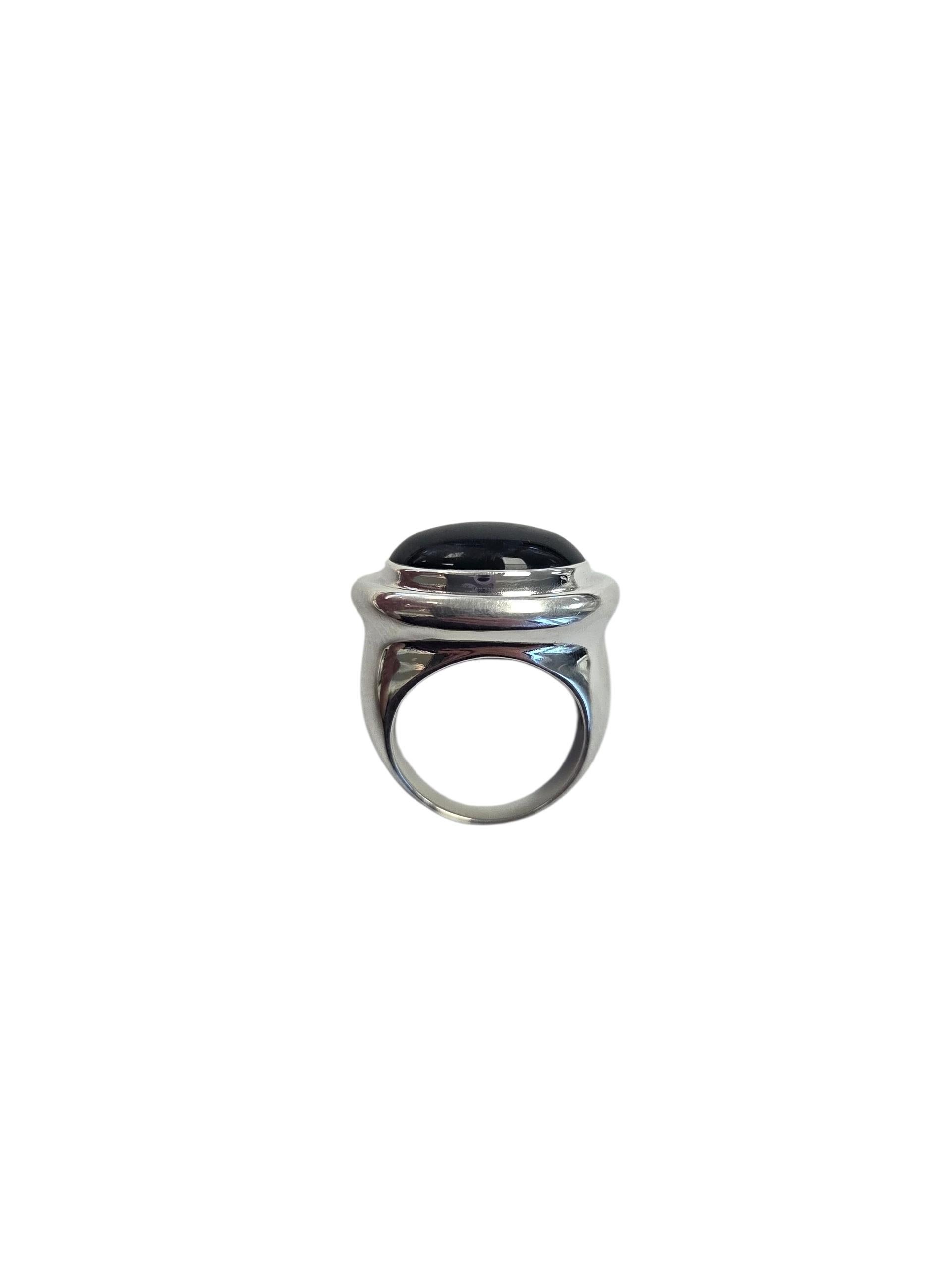 Vintage Tiffany & Co. Paloma Picasso Bague en argent sterling avec onyx

Frappante et sculpturale, cette bague en onyx Picasso de Tiffany and Co est ornée d'un onyx brillant et audacieux, serti dans une élégante silhouette de designer - une