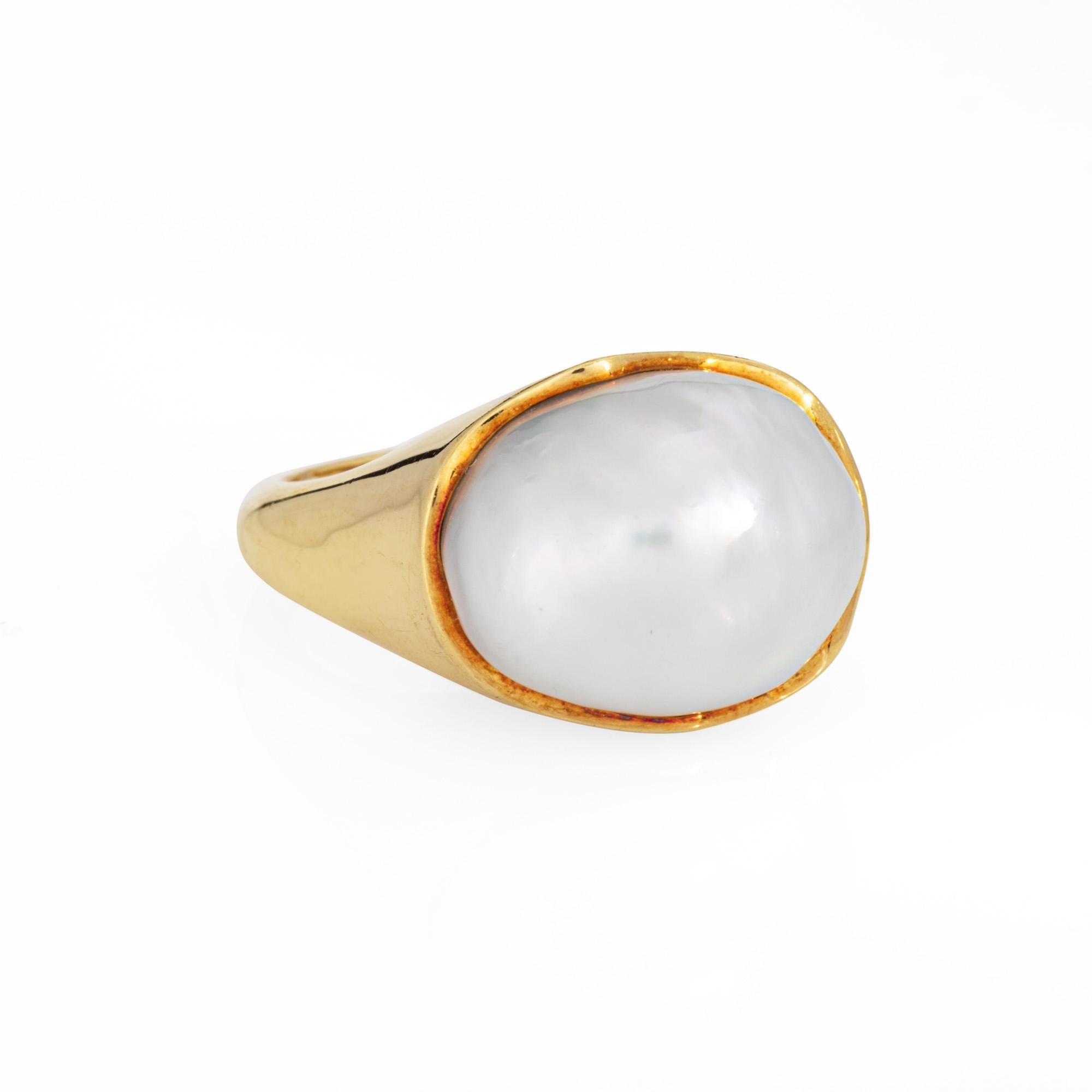 Anillo vintage Tiffany & Co de perlas grandes elaborado en oro amarillo de 18 quilates (alrededor de 1990).  

La perla cultivada grande de forma libre mide 18 mm x 14,5 mm. La perla es lustrosa con matices rosas/verdes. 

El icónico diseño de Elsa
