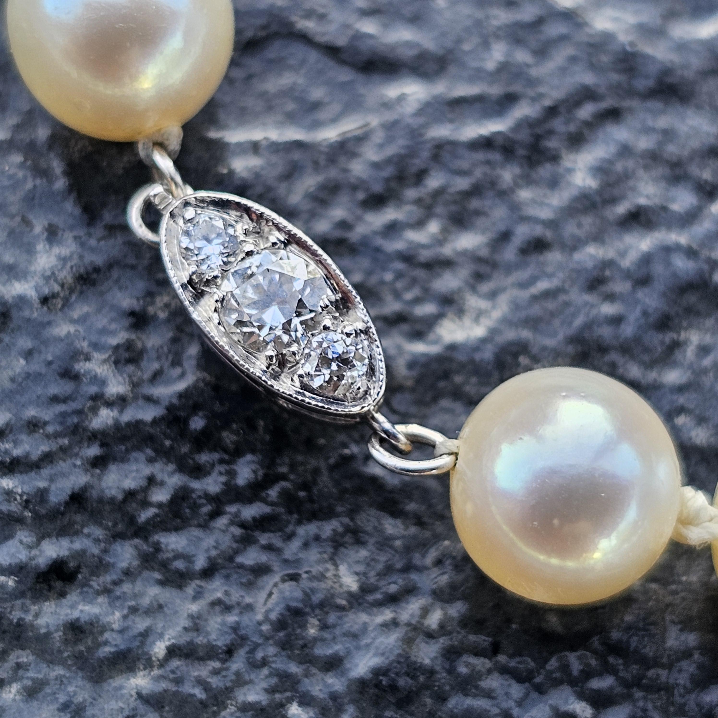 Donna Tiffany & Co. d'epoca. Collana con fili di perle in platino 85% Chiusura con diamanti 14k 20