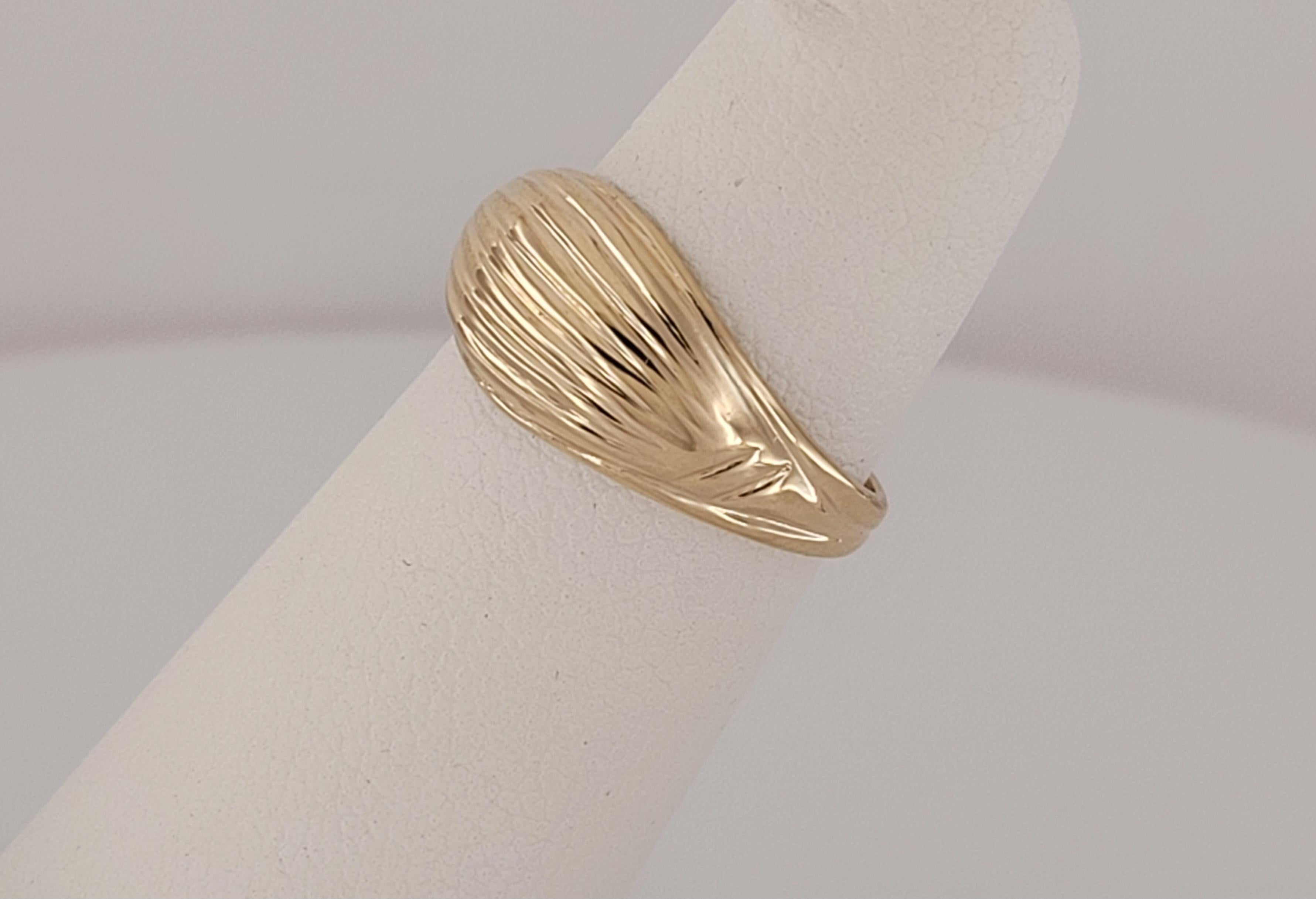 Vintage Tiffany & Co Pinky Ring in 14K Yellow Gold. In Excellent Condition For Sale In New York, NY