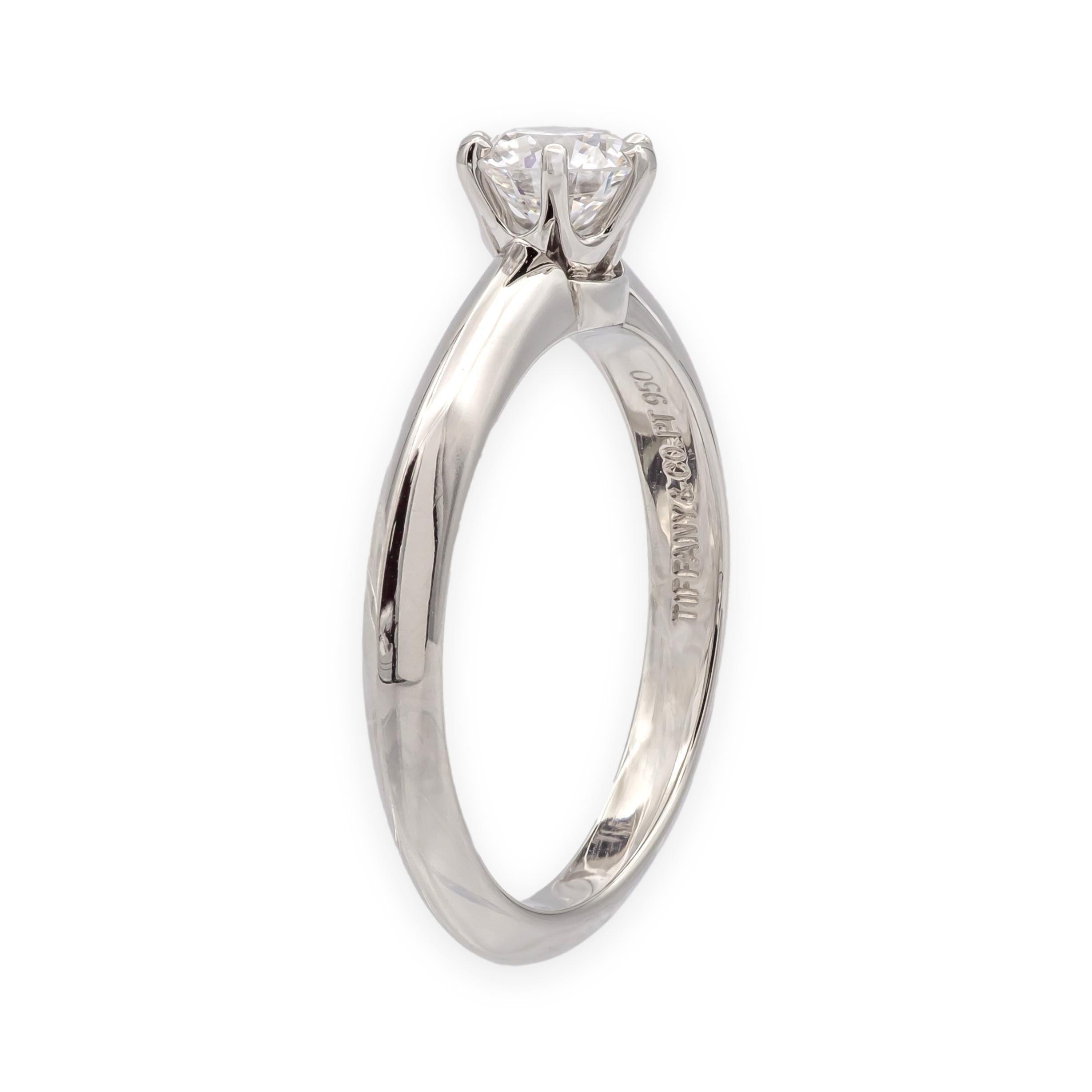 Bague de fiançailles solitaire vintage en platine de Tiffany & Co. avec un diamant rond brillant de 0,55 carat de couleur D et de pureté VS2, monté dans la monture classique en platine de Tiffany avec un anneau épuré et effilé pour un port