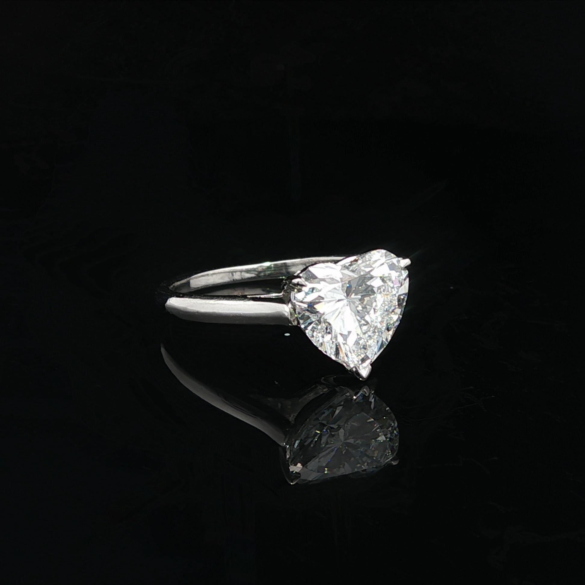Cuore Tiffany & Co. d'epoca. Anello solitario in platino GIA con diamante a cuore brillante 3,03 in vendita
