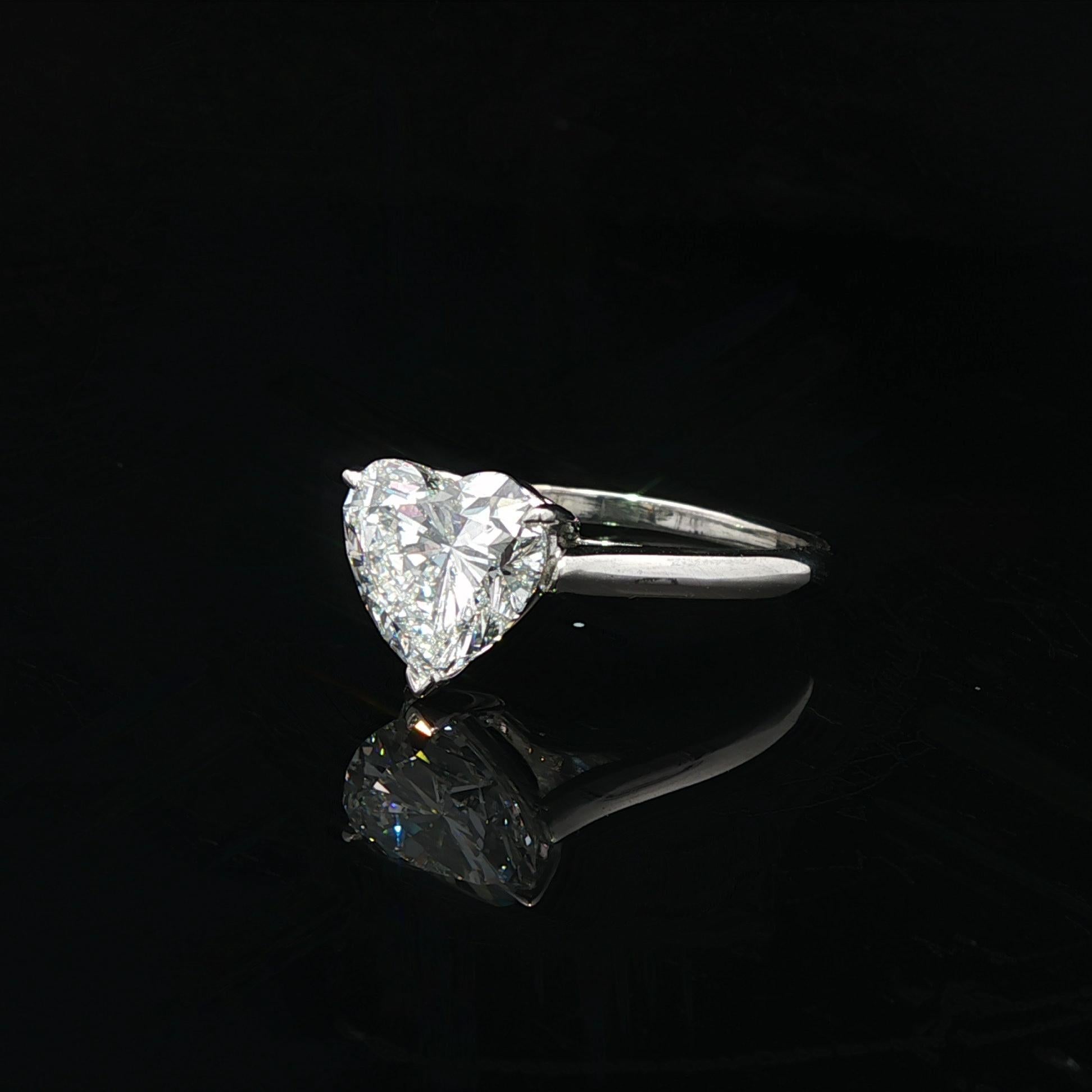 Tiffany & Co. d'epoca. Anello solitario in platino GIA con diamante a cuore brillante 3,03 In condizioni ottime in vendita a Montclair, NJ