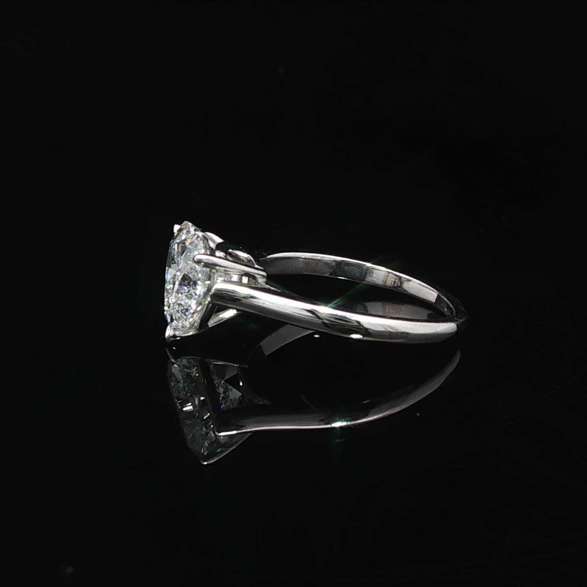 Donna Tiffany & Co. d'epoca. Anello solitario in platino GIA con diamante a cuore brillante 3,03 in vendita