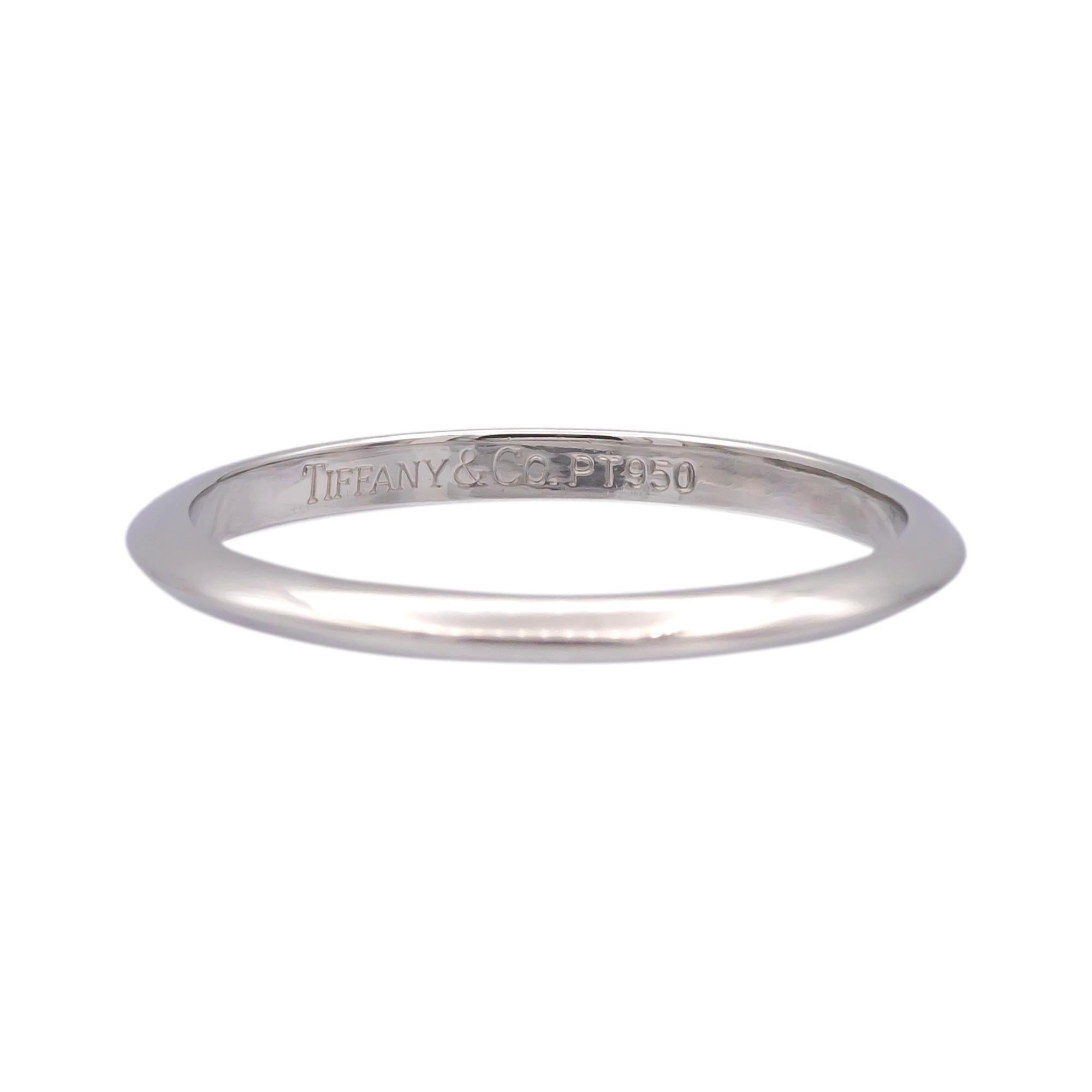 Dieser Vintage-Trauring von Tiffany & Co. zeichnet sich durch das klassische Messerdesign aus.  die Tiffany berühmt gemacht hat, in feiner Platinarbeit gefertigt. Der Ring hat eine schlanke Breite von 1,8 mm und bietet ein ausgewogenes und dezentes
