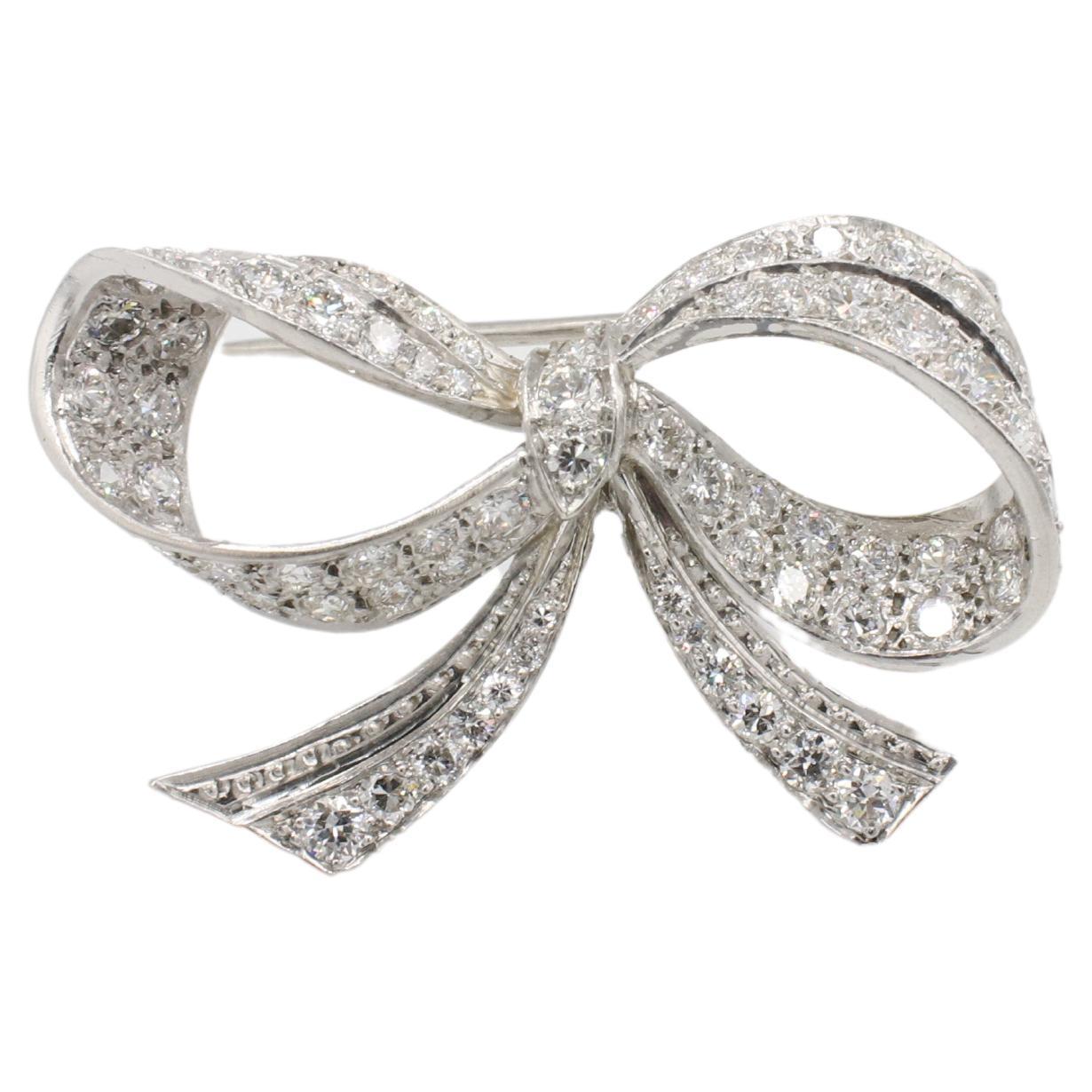 Vintage Tiffany & Co. Broche con lazo de diamantes naturales en platino 
Metal: Platino
Peso: 6.51 gramos
Diamantes: Aprox. 2.00 CTW F-G VS diamantes redondos naturales
Dimensiones: 33 x 20 mm
Firmado: Tiffany & Co. PLANTA IRID 
