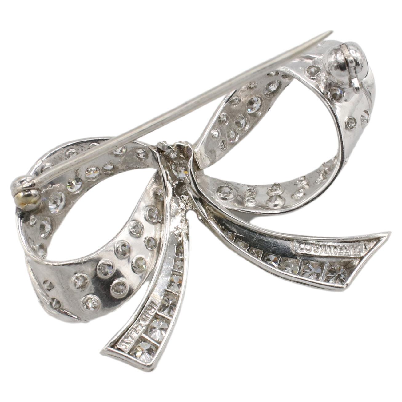 Vintage Tiffany & Co. Broche con lazo de diamantes naturales en platino Retro en venta