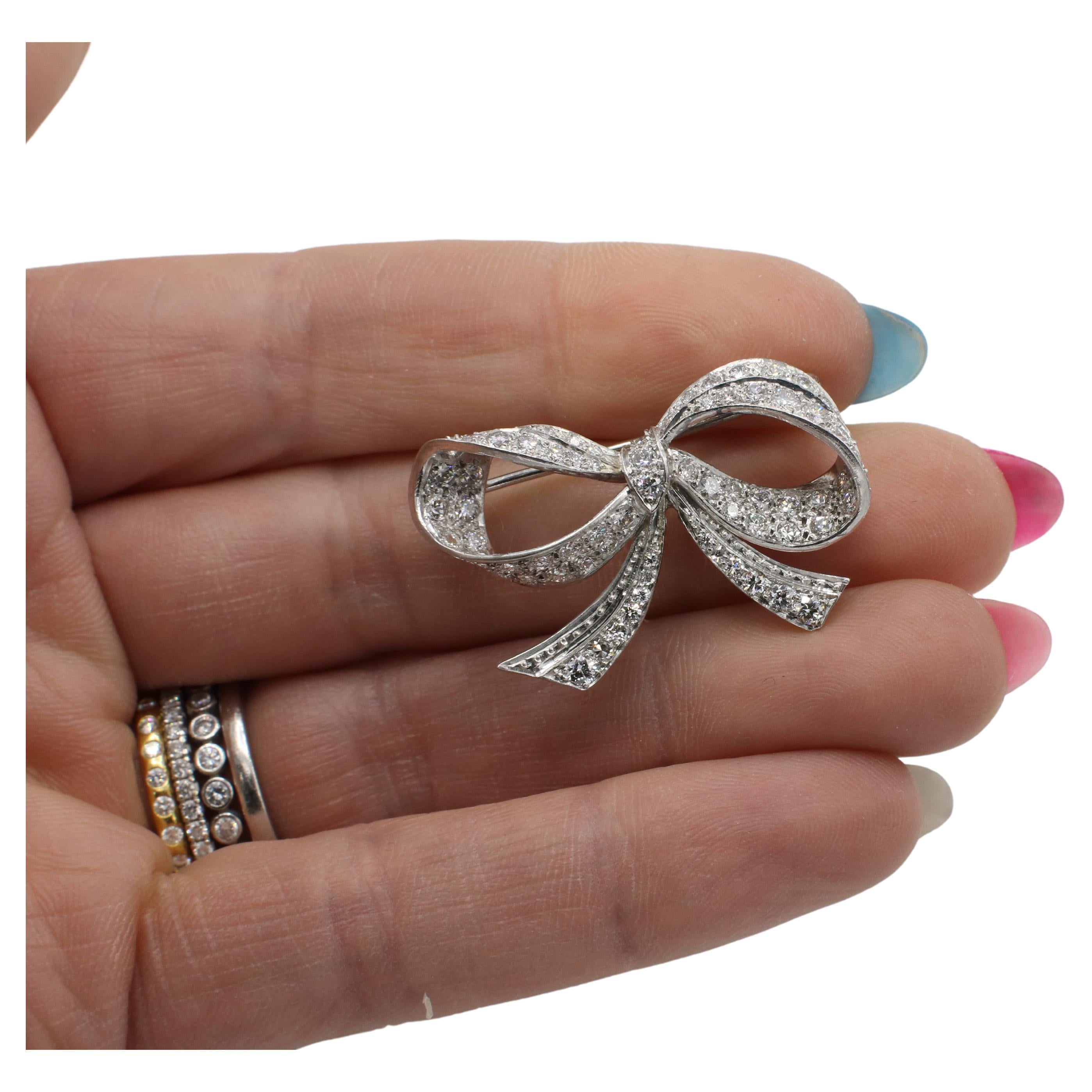 Vintage Tiffany & Co. Broche con lazo de diamantes naturales en platino Corte redondo en venta