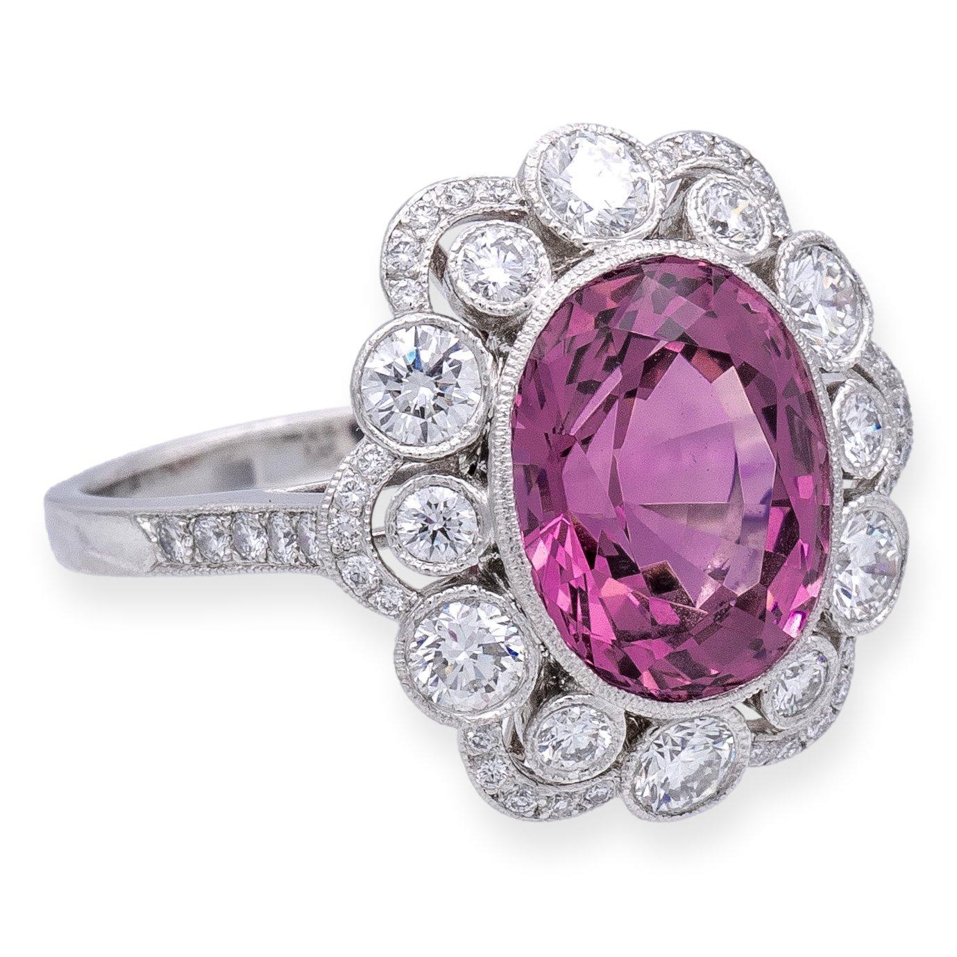 Voici un Rare Vintage Tiffany & Co. Diamond Ring, un véritable chef-d'œuvre d'élégance intemporelle et d'artisanat exquis. Cette bague extraordinaire est ornée d'une superbe pierre centrale ovale de 5,20 carats en spinelle rose à facettes, qui