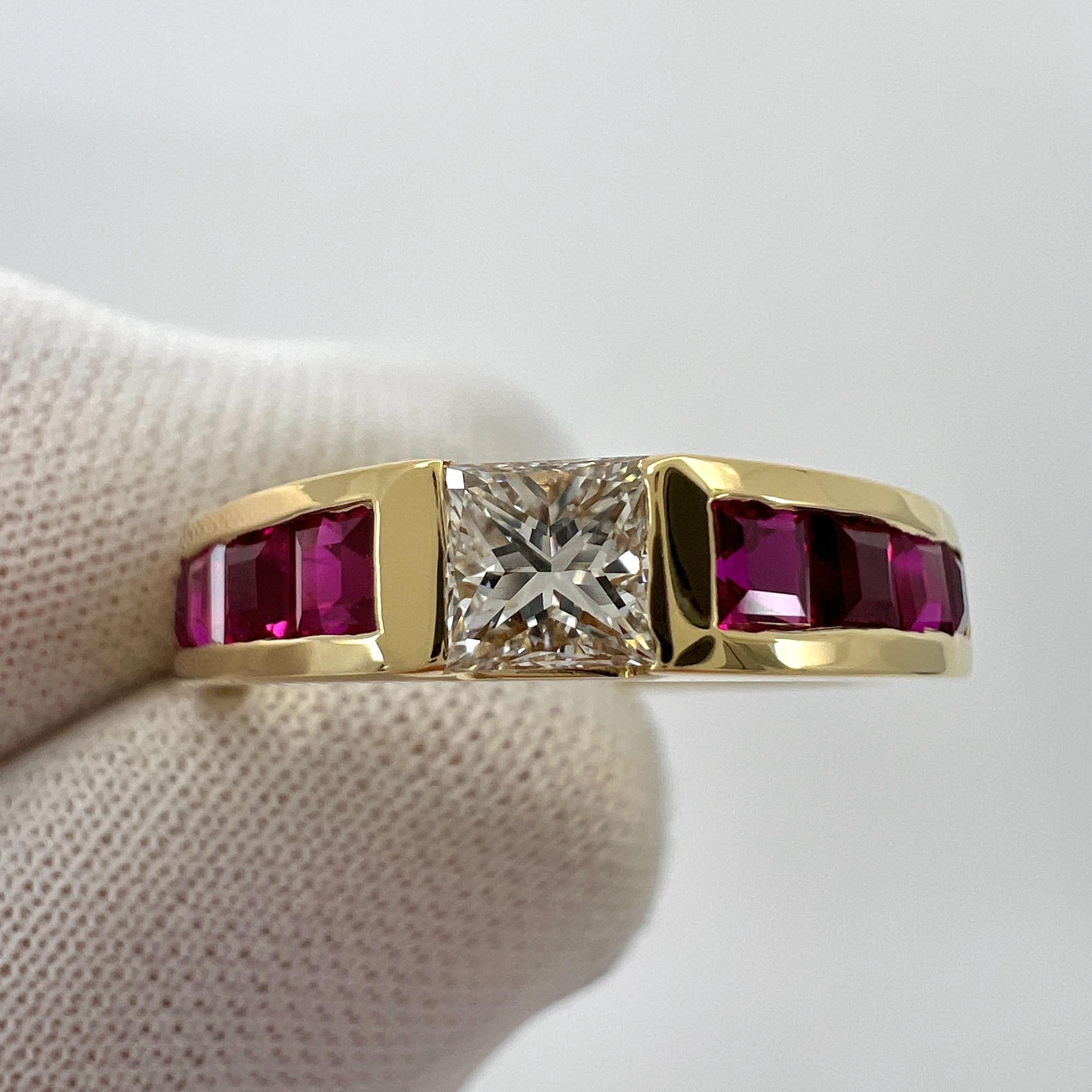 Vintage Tiffany & Co. Anillo de oro amarillo de 18k con diamante natural talla princesa y rubí rojo.

Anillo de oro amarillo de bella factura, engastado con una impresionante piedra central de diamante natural talla princesa de 3,6 mm.
Tiene un